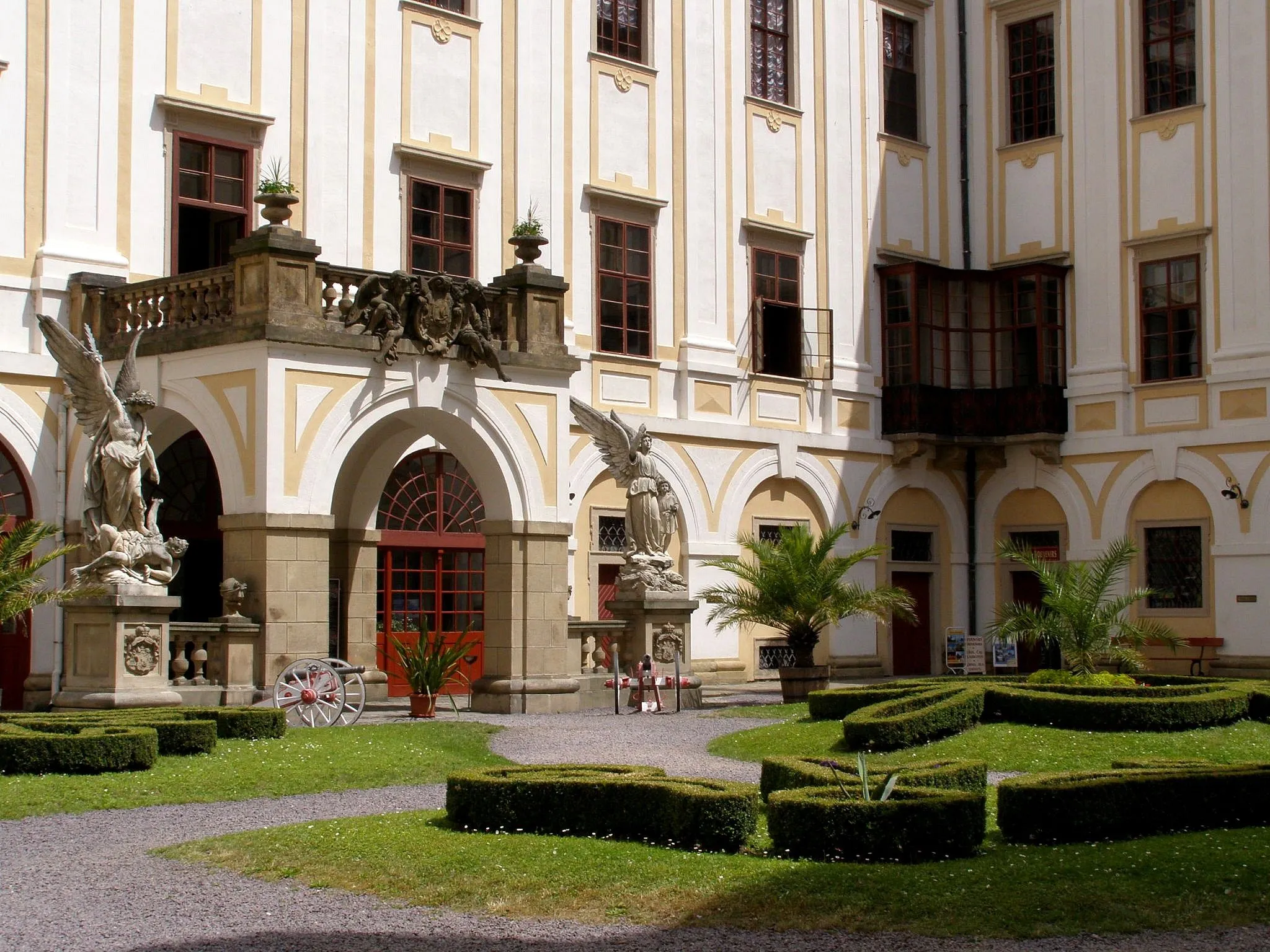 Photo showing: Arcibiskupský zámok v Kroměříži, nádvorie