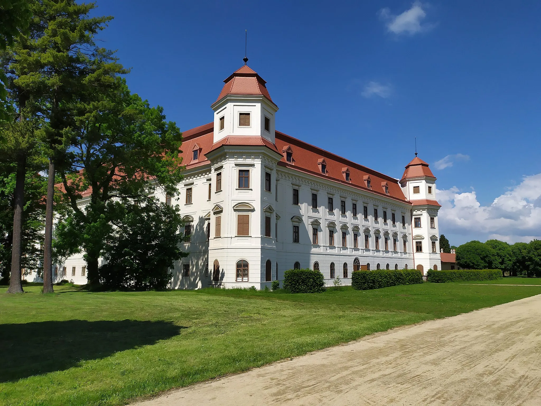 Photo showing: The garden´s view of chateau Hoešov.