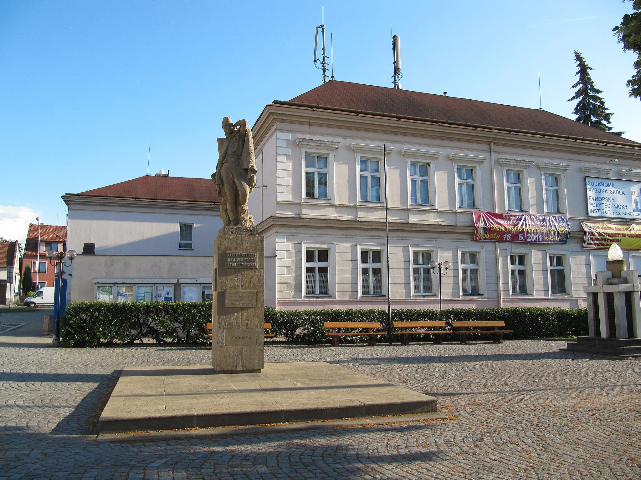 Photo showing: Kunovice in Uherské Hradiště District, Czech Republic. Square Náměstí Svobody, monument.
