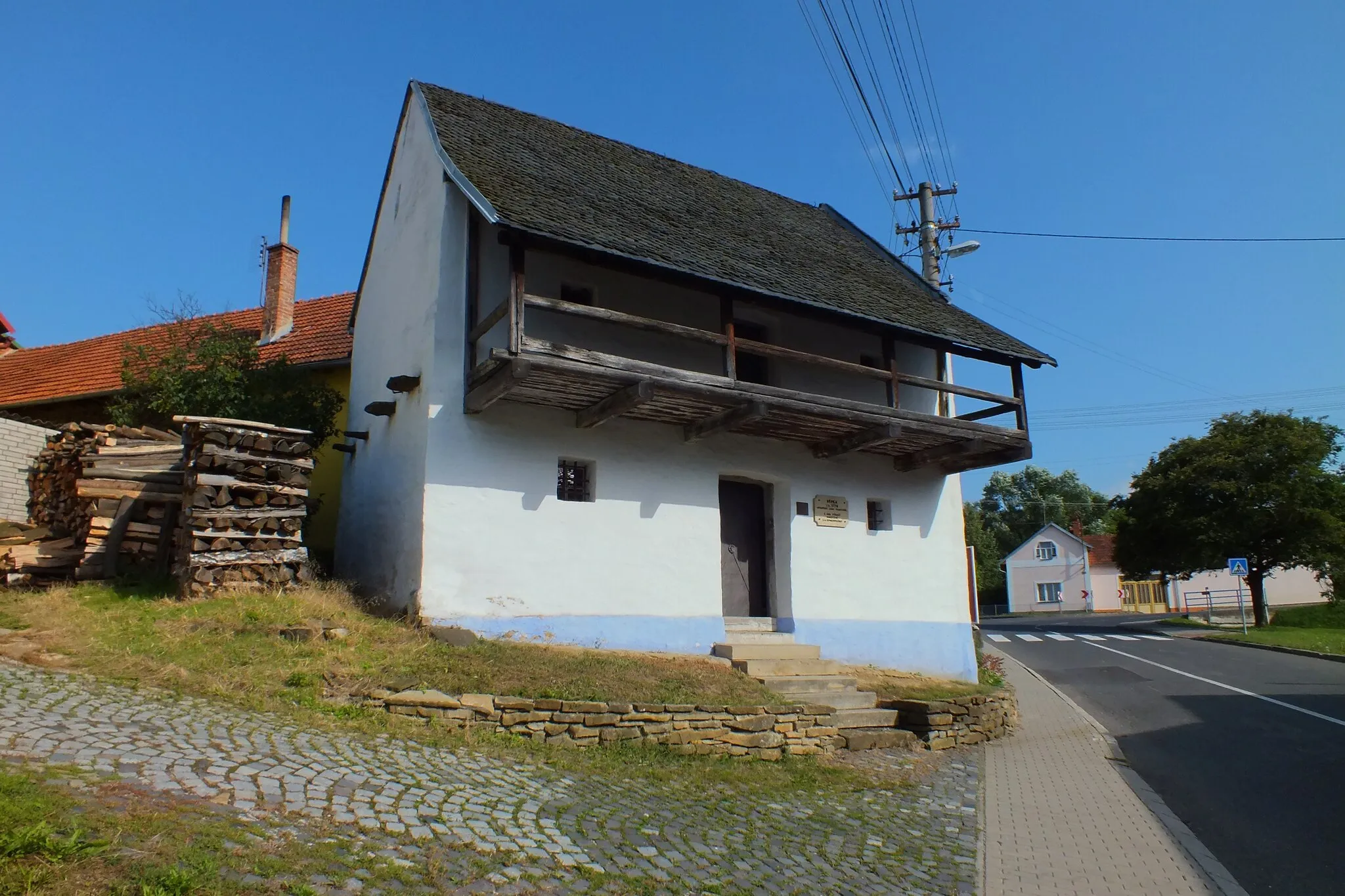 Photo showing: Memorial of J. A. Comenius, located in the building of a former granary in Komňa, the Czech Republic.  The granary was built in 1774, the museum was established in 1992.