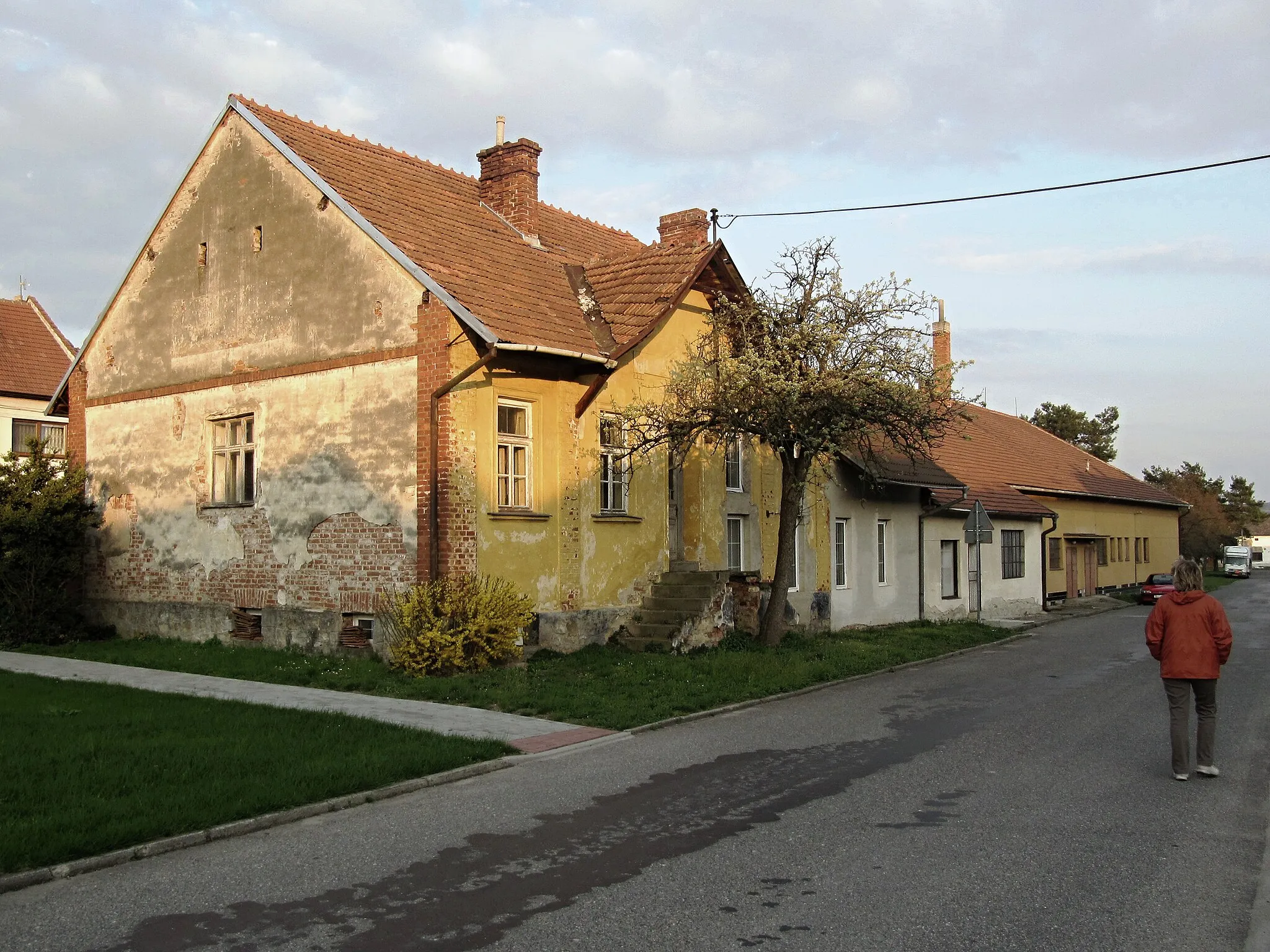 Photo showing: Huštěnovice in Uherské Hradiště District, Czech Republic. Old house on the common.