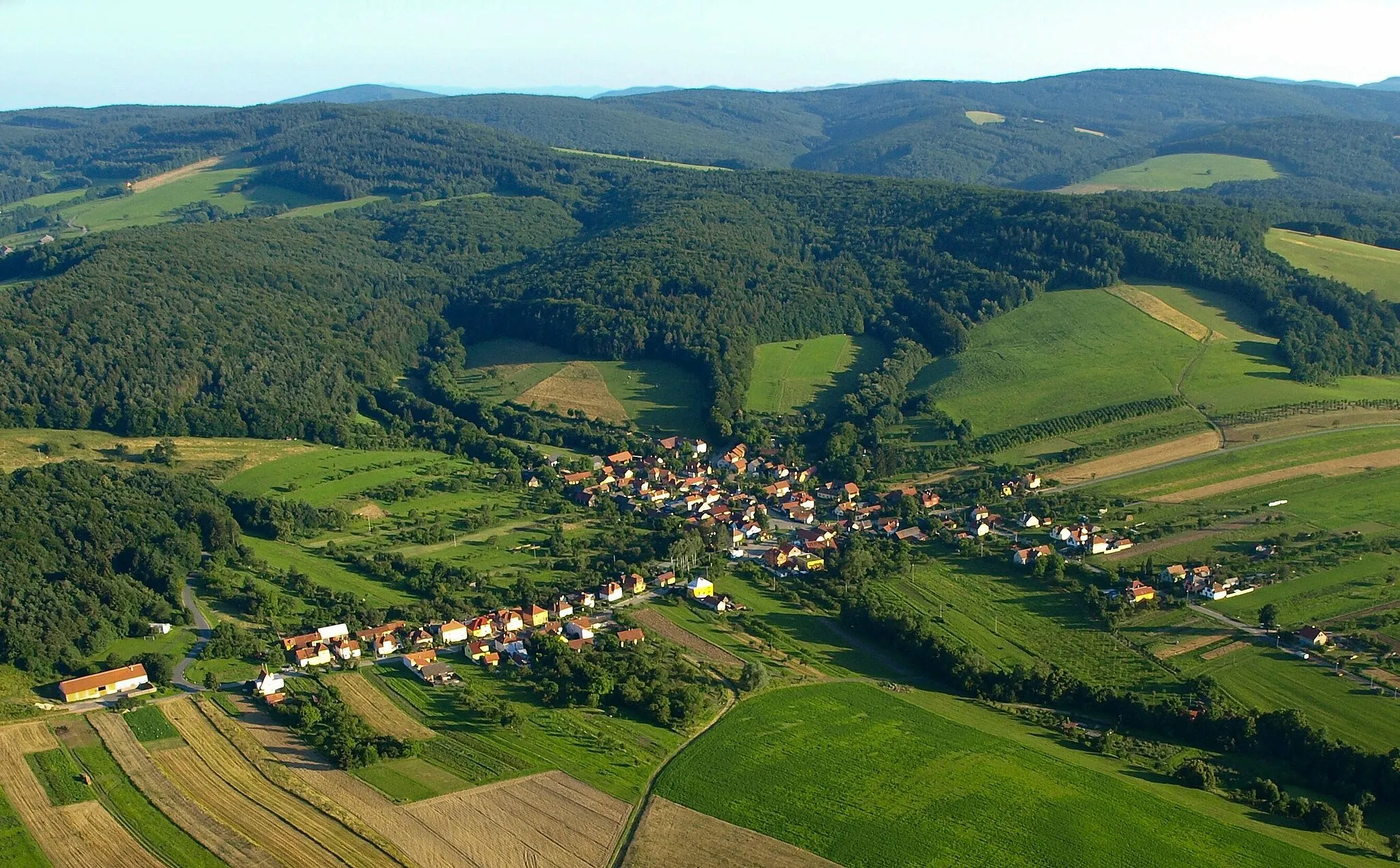 Photo showing: Hostětín - letecký pohled od severu (srpen 2008)