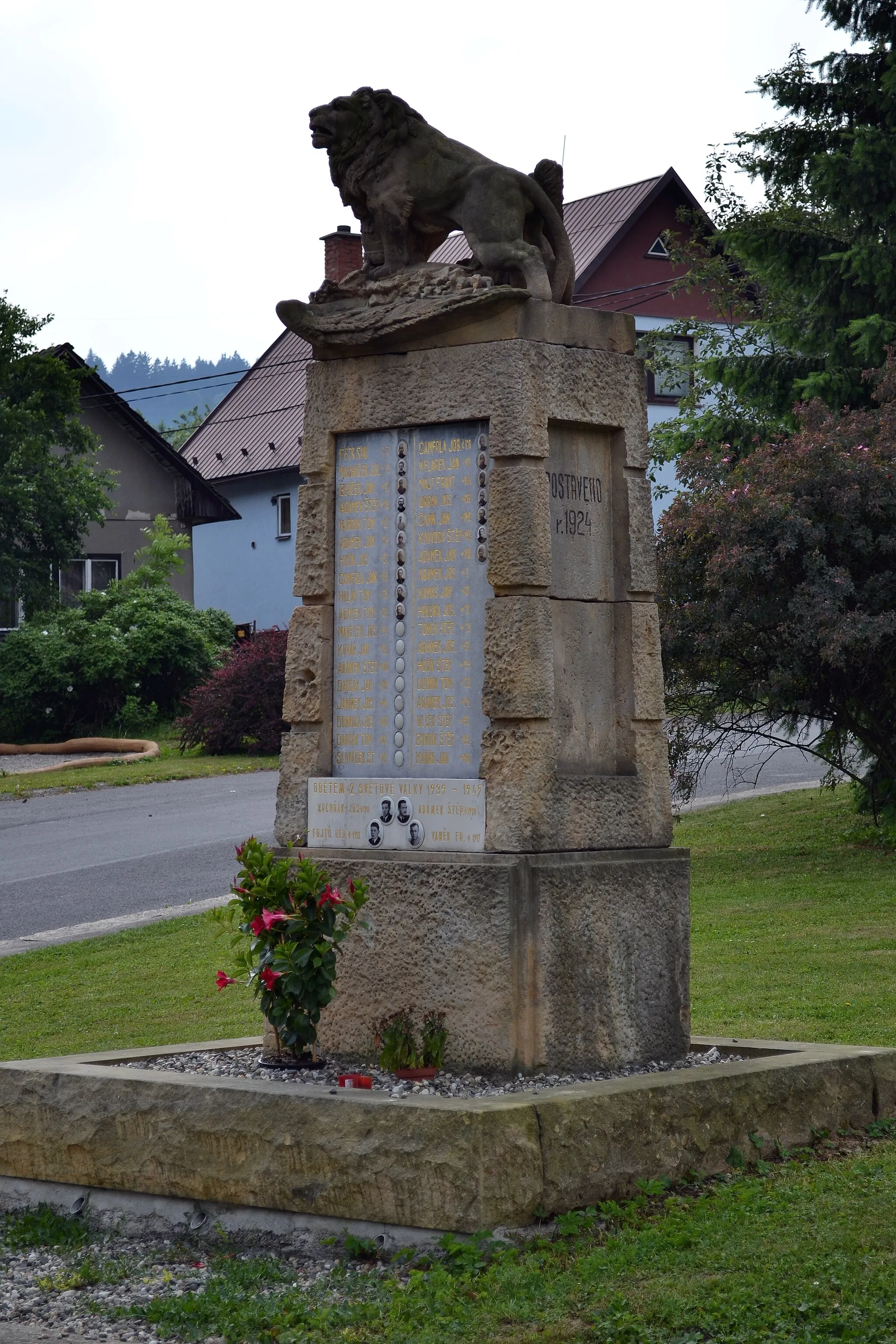 Photo showing: World War memorial in Pržno, Vsetín district, Zlín region, Czech Republic.