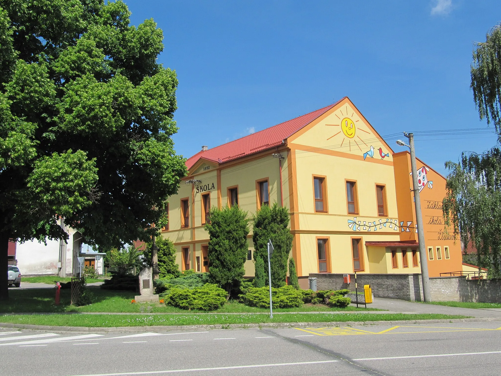 Photo showing: Žlutavain Zlín District, Czech Republic. School.