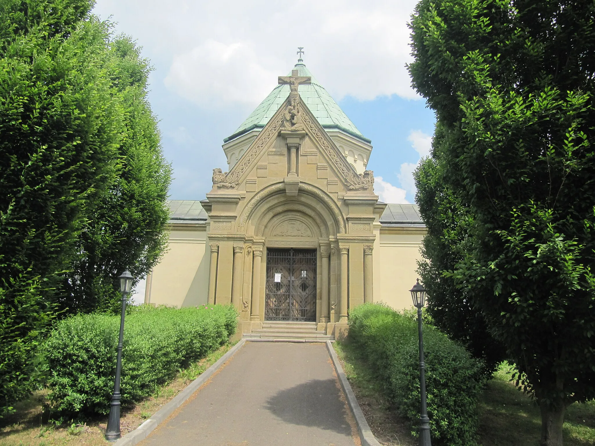 Photo showing: Zlín, part Kostelec, Czech Republic. The cemetery, portal of the tomb of the count.