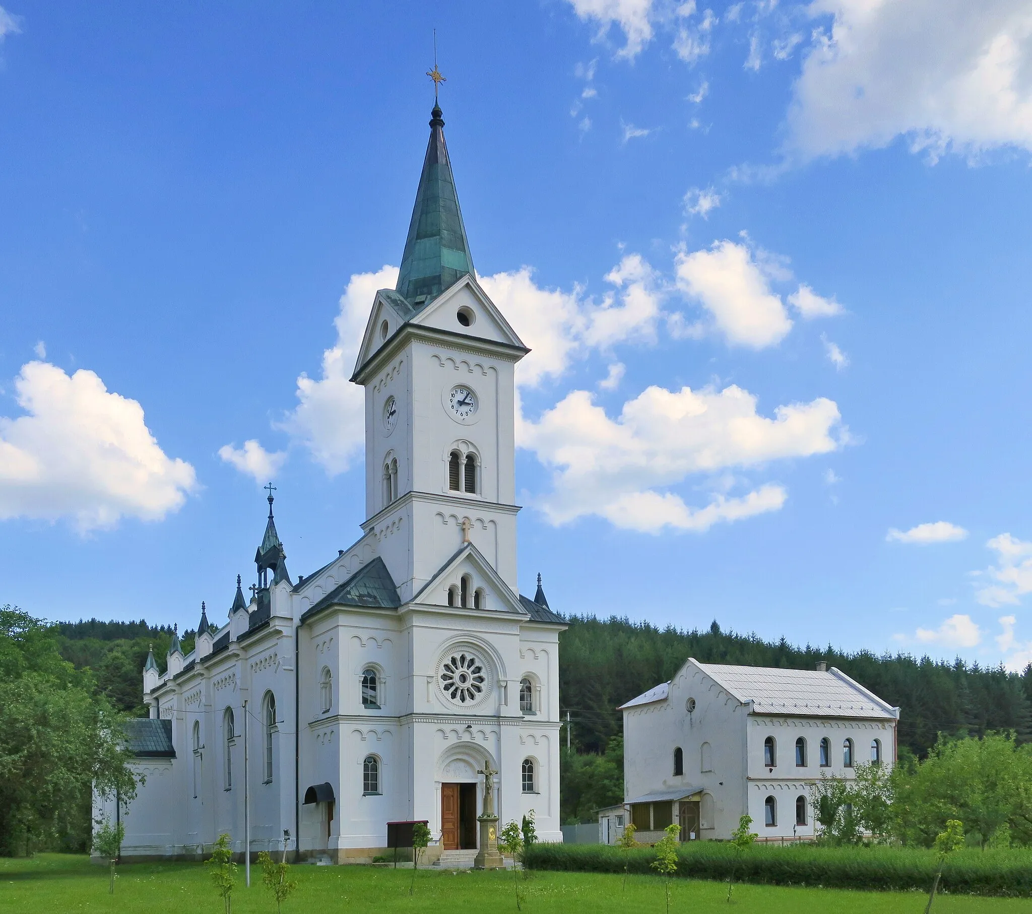 Photo showing: Kostel Navštívení Panny Marie s farní budovou v Trnavě u Zlína, architekt Václav Wittner, 1904–1911.