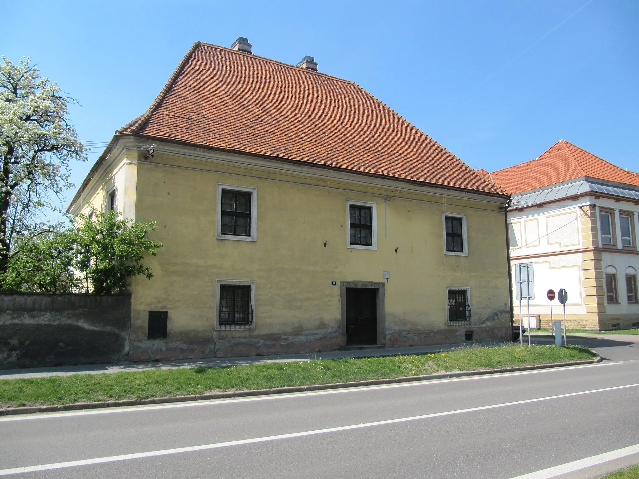 Photo showing: Tlumačov in Zlín District, Czech Republic. Presbytery.