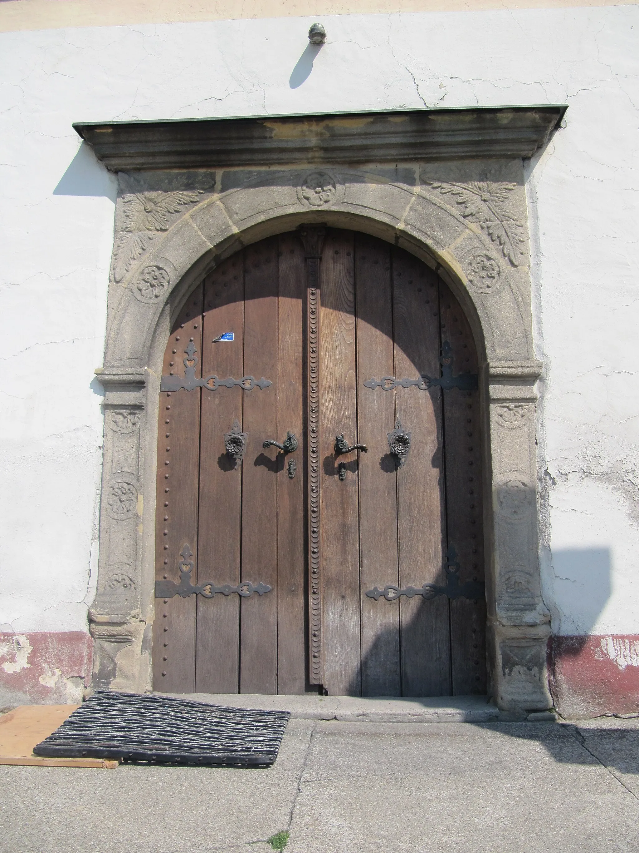 Photo showing: Tlumačov in Zlín District, Czech Republic. Church of St. Martin, portal.