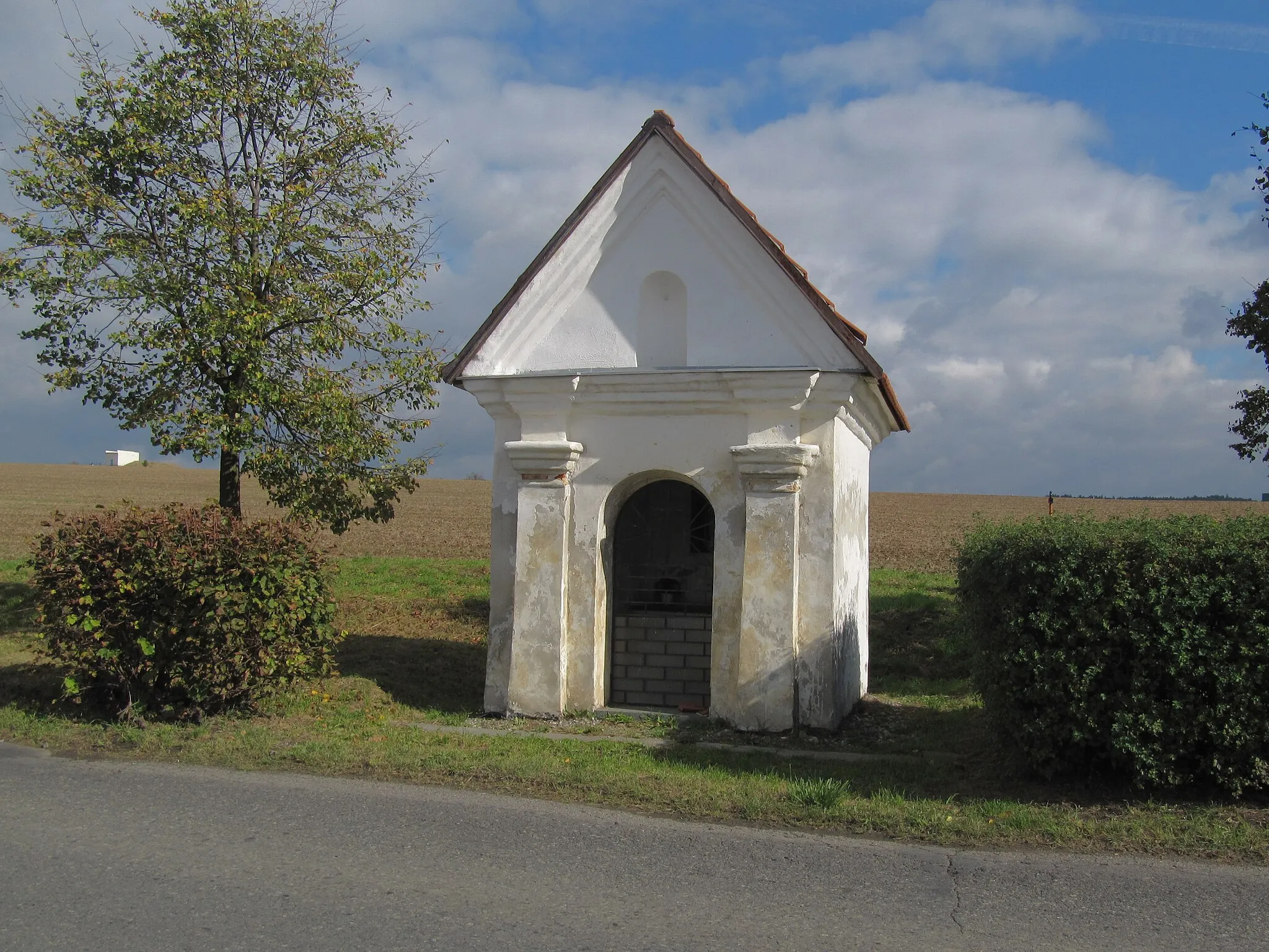 Photo showing: Tečovice in Zlín District, Czech Republic. Chapel of the Holy Family from 18th century by the road to Sazovice.