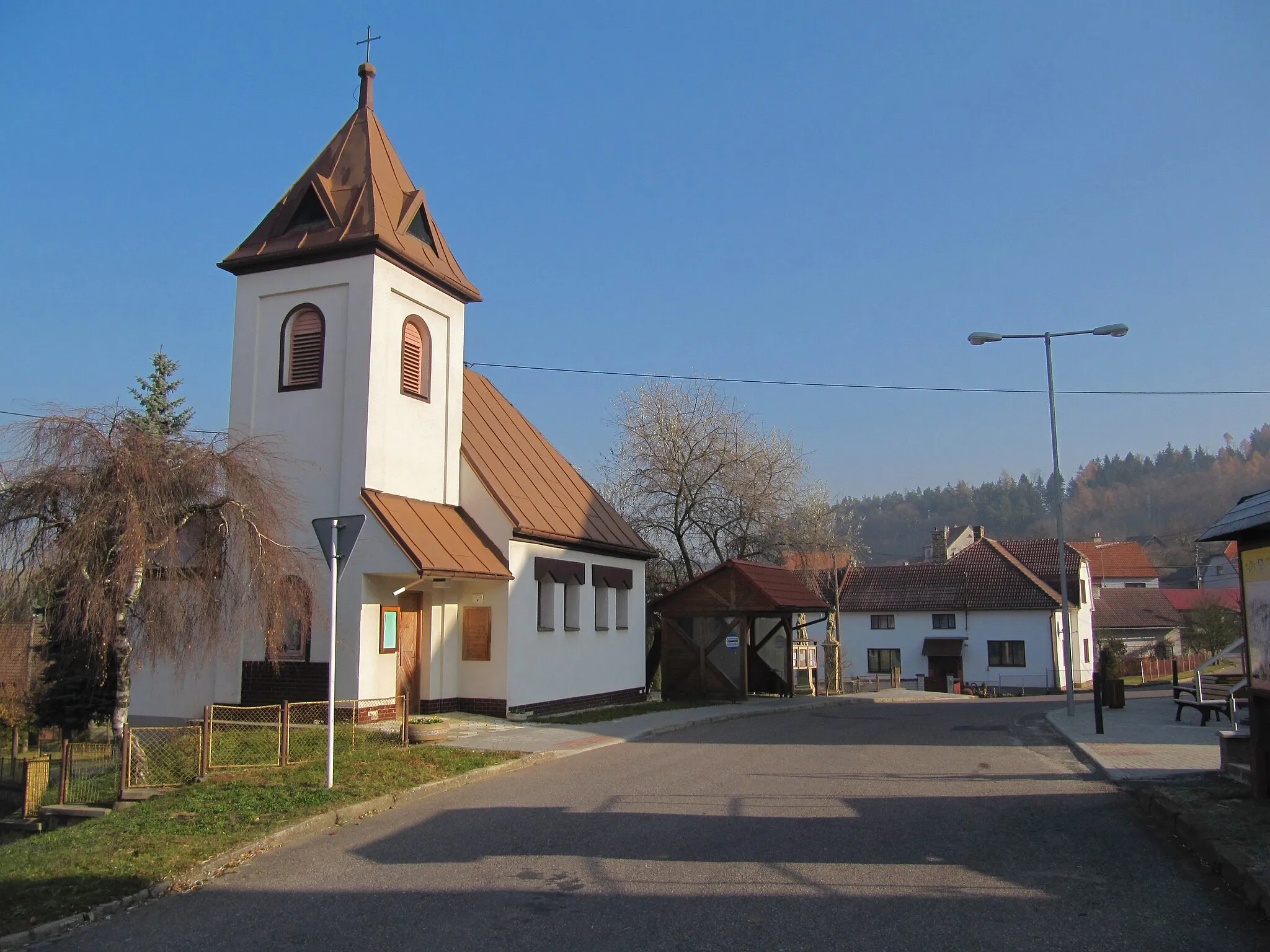 Photo showing: Slavičín in Zlín District, Czech Republic, part Divnice. The village square with the chapel of Our Lady Queen of Peace, 1992.