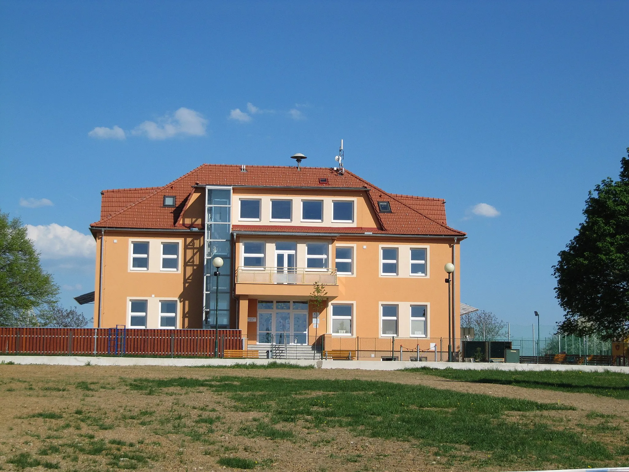 Photo showing: Lhota in Zlín District, Czech Republic. School.