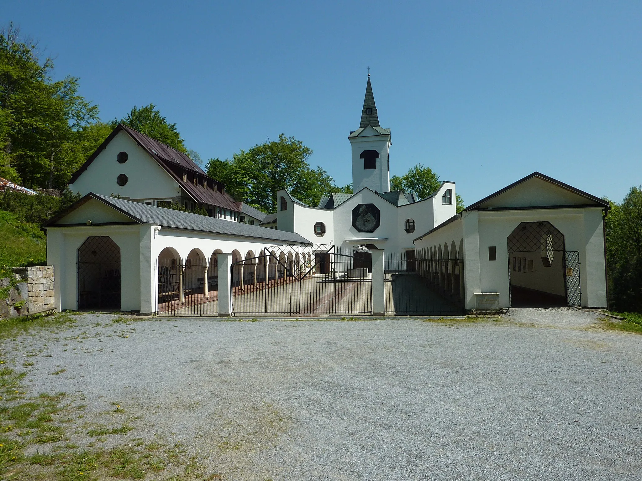 Photo showing: Poutní kostel s ambity a křížovou cestou vybudovaný v letech 1993-1995 nad Zlatými Horami, vysvěcený arcibiskupem Janem Graubnerem.