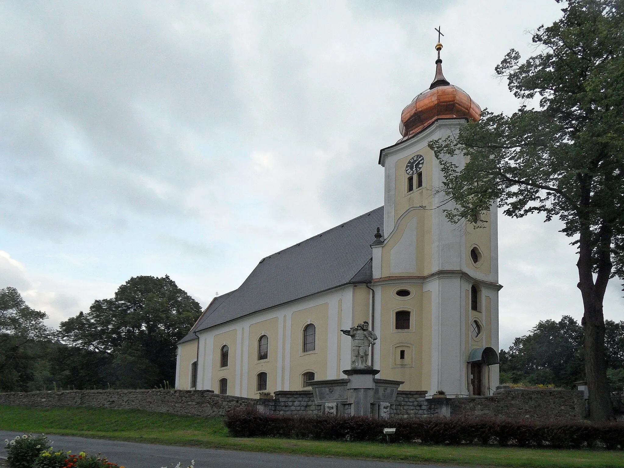 Photo showing: Stará Červená Voda: Church of Corpus Cristi: Overview. Jeseník District, the Czech Republic.