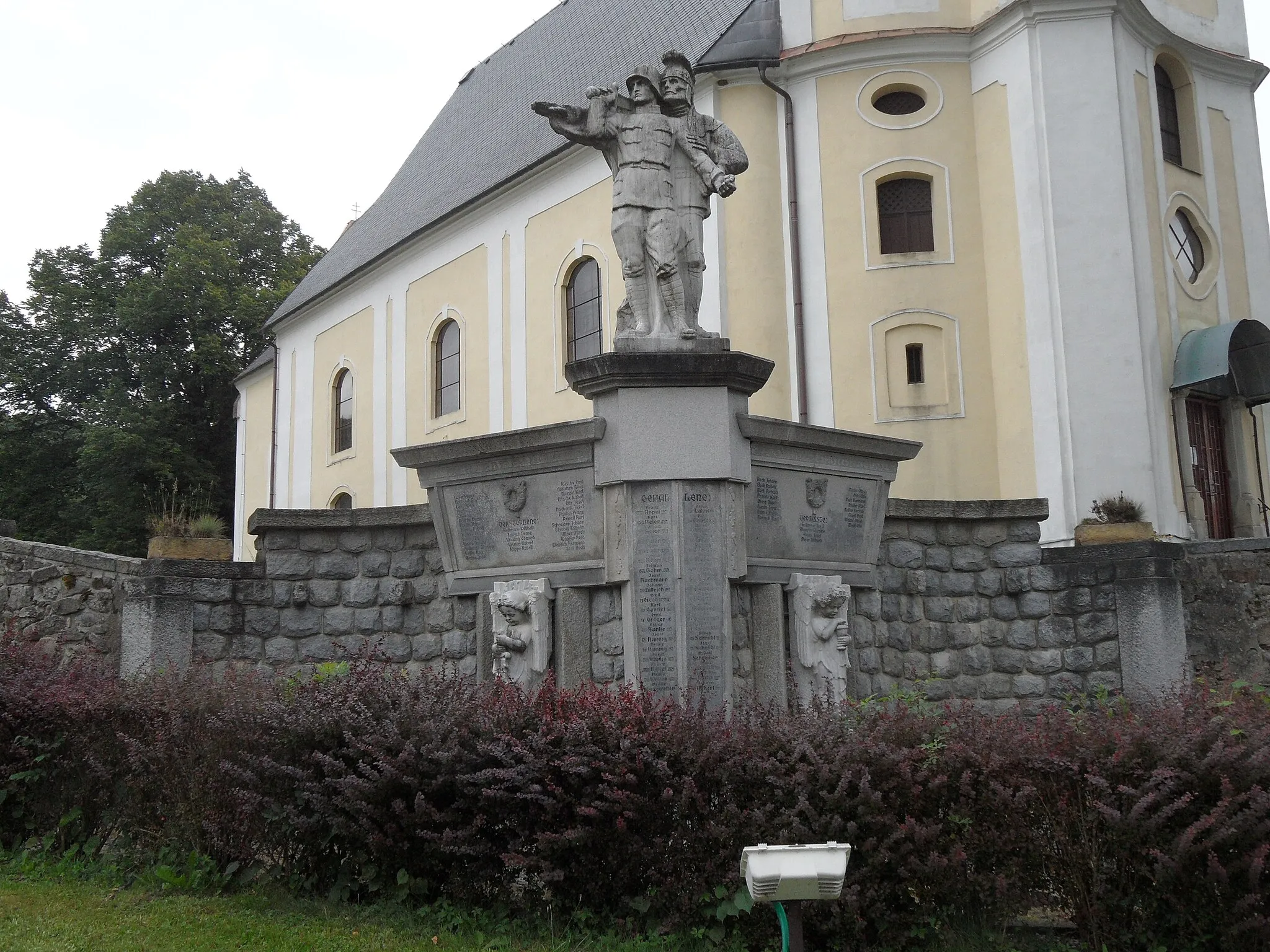 Photo showing: Stará Červená Voda: Memorial of Victims of WW1 in front of Church of Corpus Cristi: Overview. Jeseník District, the Czech Republic.