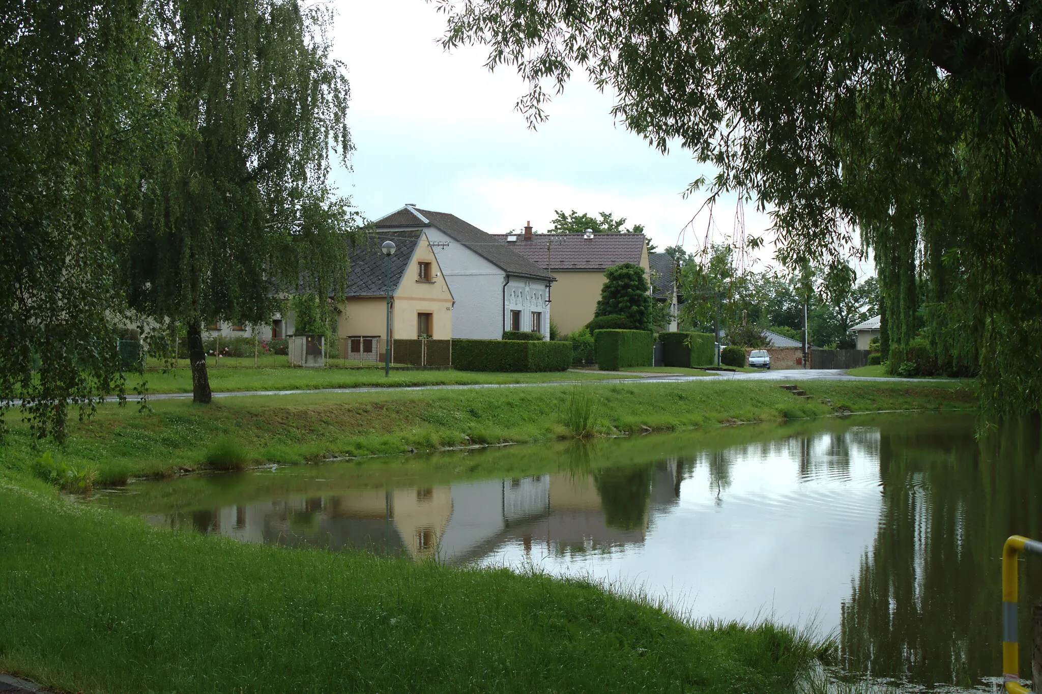 Photo showing: A pond in the central part of the village of Rybníček, Olomouc Region, CZ