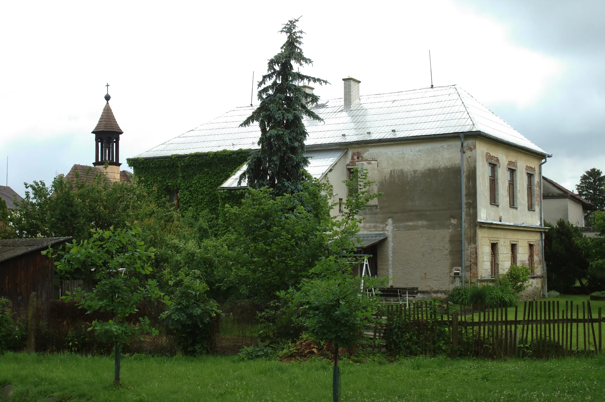 Photo showing: Former school building in the village of Rybníček, Olomouc Region, CZ