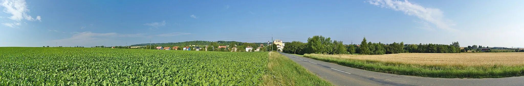 Photo showing: Panoramatický pohled na obec od silnice na Lutín, Slatinice, okres Olomouc