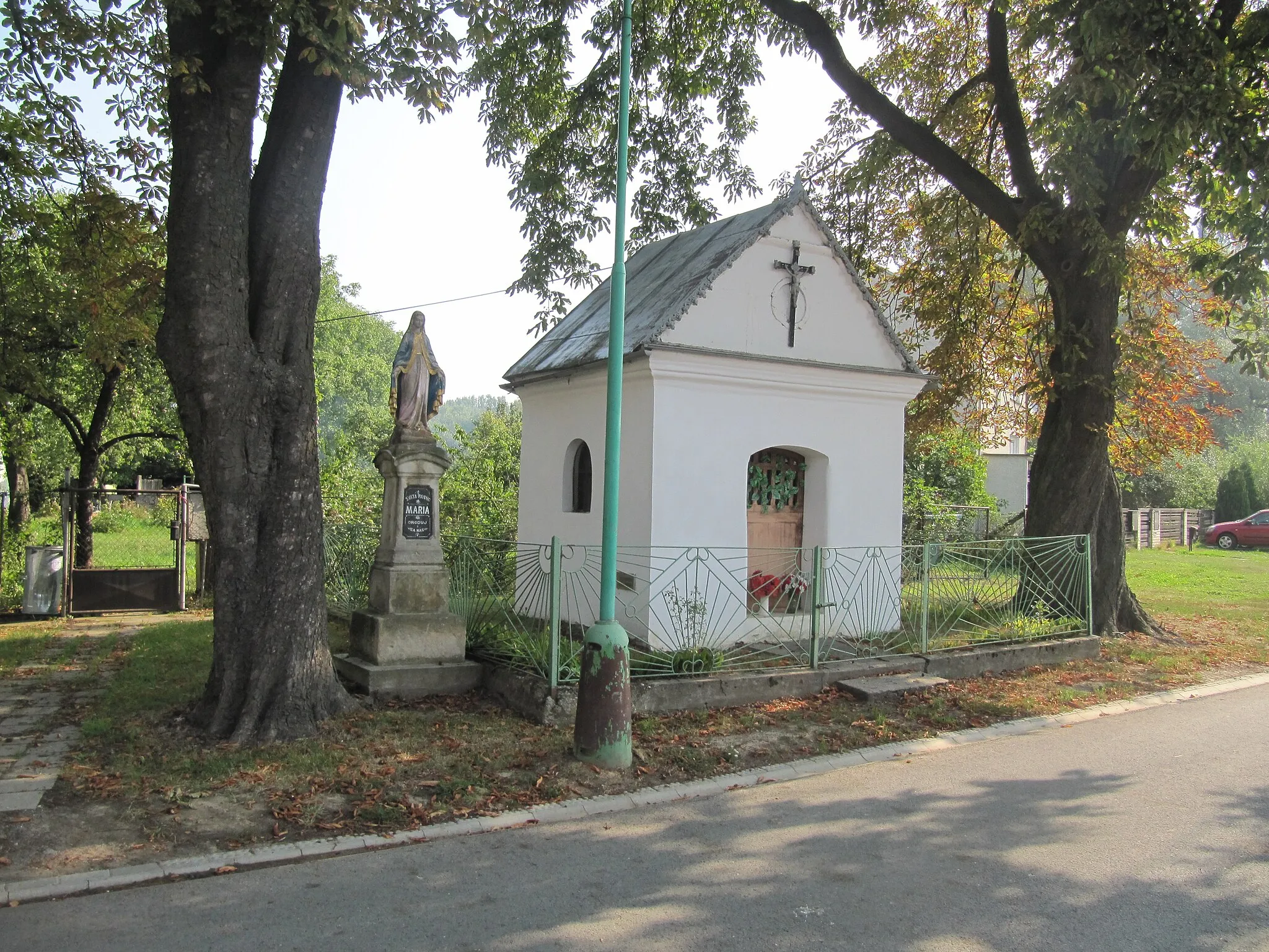 Photo showing: Olomouc, Czech Republic, part Chomoutov. Visitation Chapel and the statue of the Virgin Mary from the year 1898 in the street Hrachoviska.