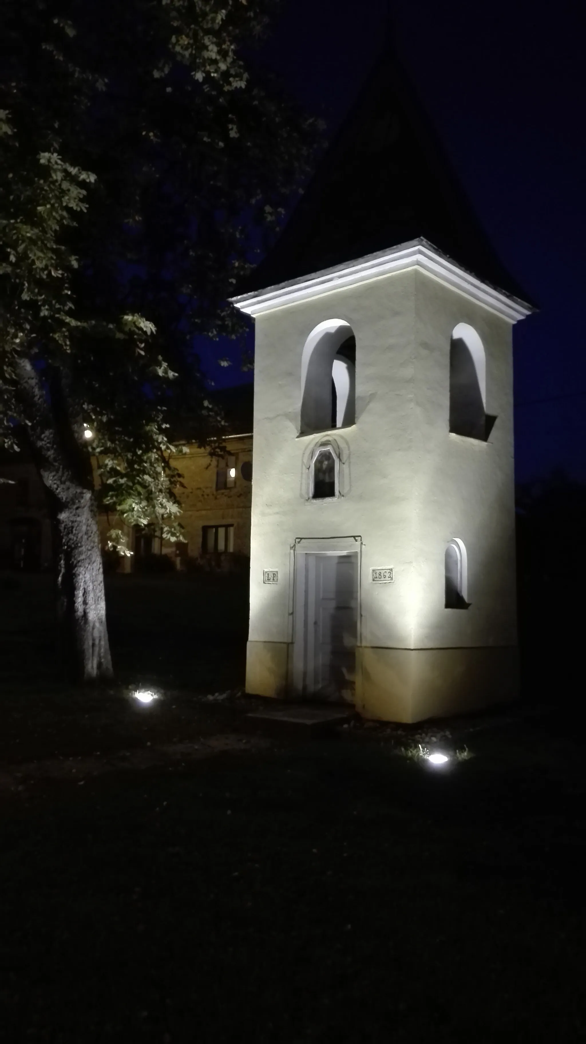 Photo showing: Osvětlená kaplička v Lošově.