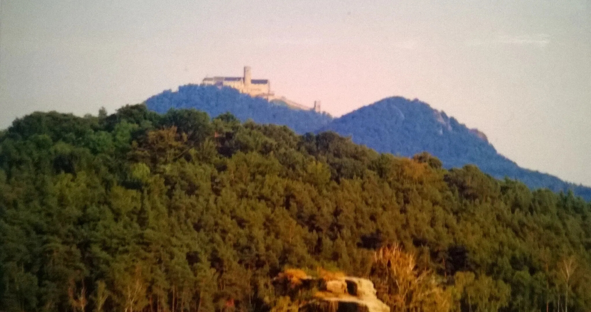 Photo showing: Okolí hradu Bezděz focené z Máchova jezera