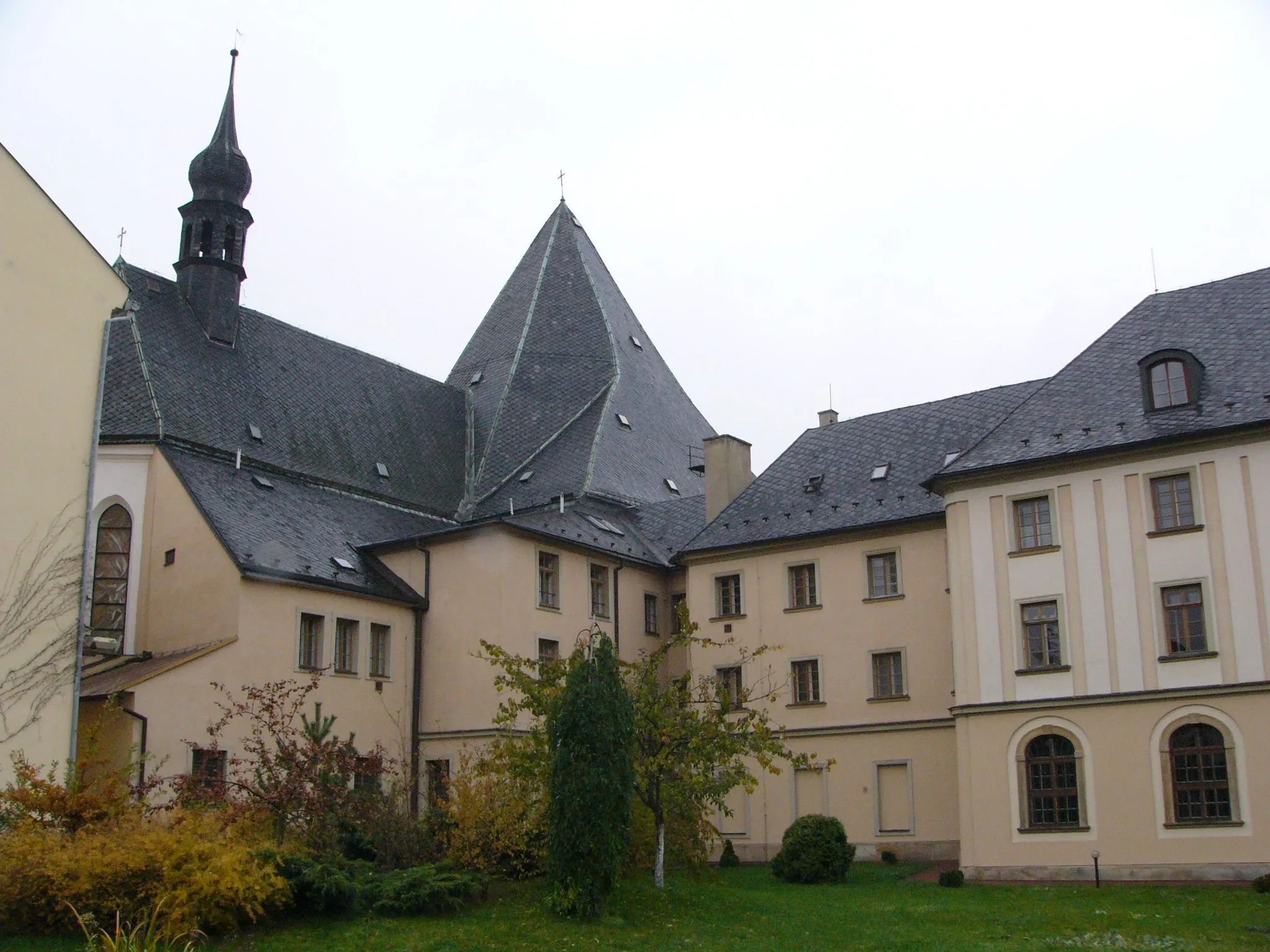 Photo showing: Garden near Church of Immaculate Conception of Virgin Mary in Olomouc (in Czech: kostel Neposkvrněného početí Panny Marie church) (Czech Republic).