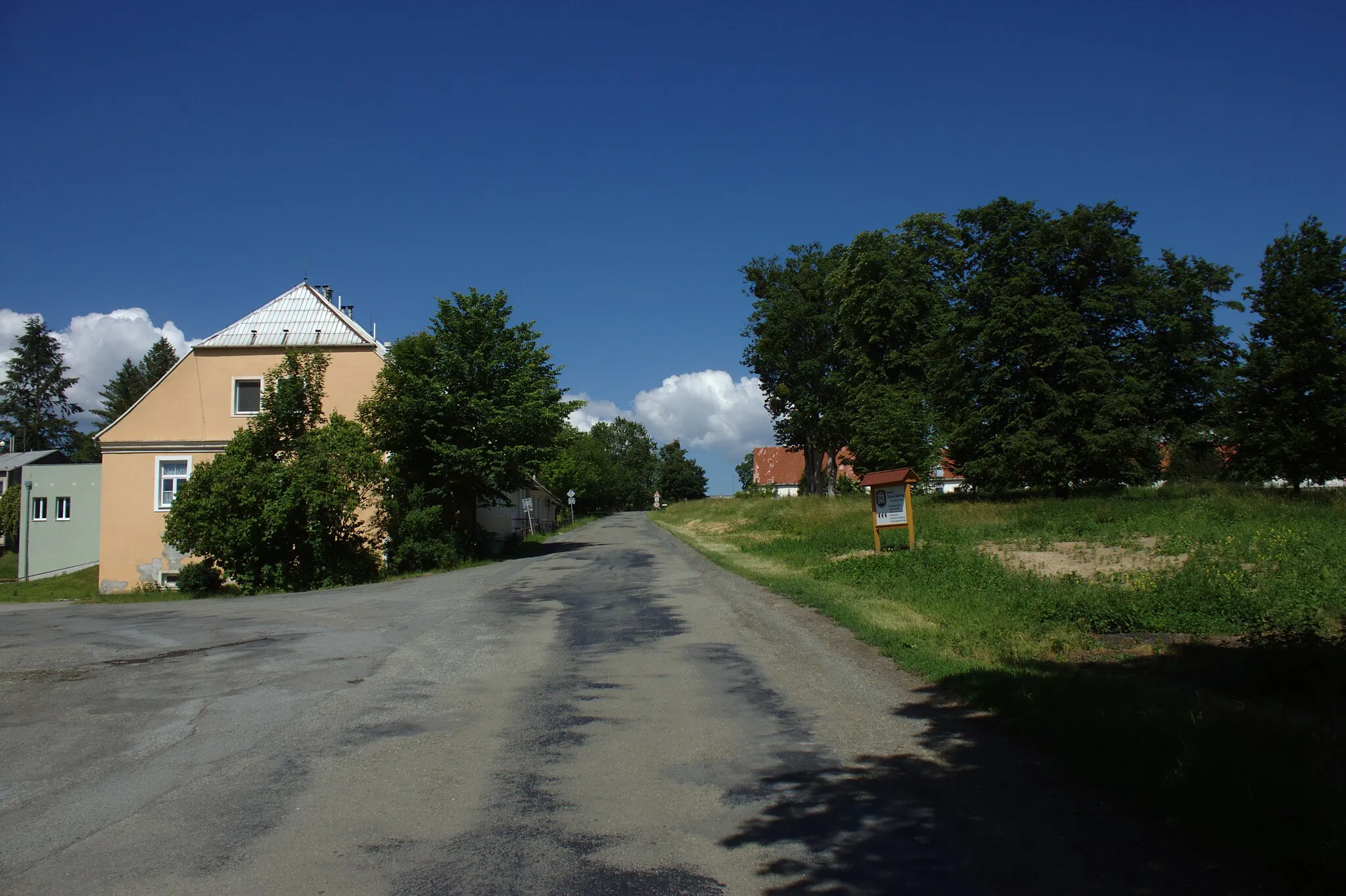 Photo showing: A road crossing in Nové Zámky near Litovel, CZ