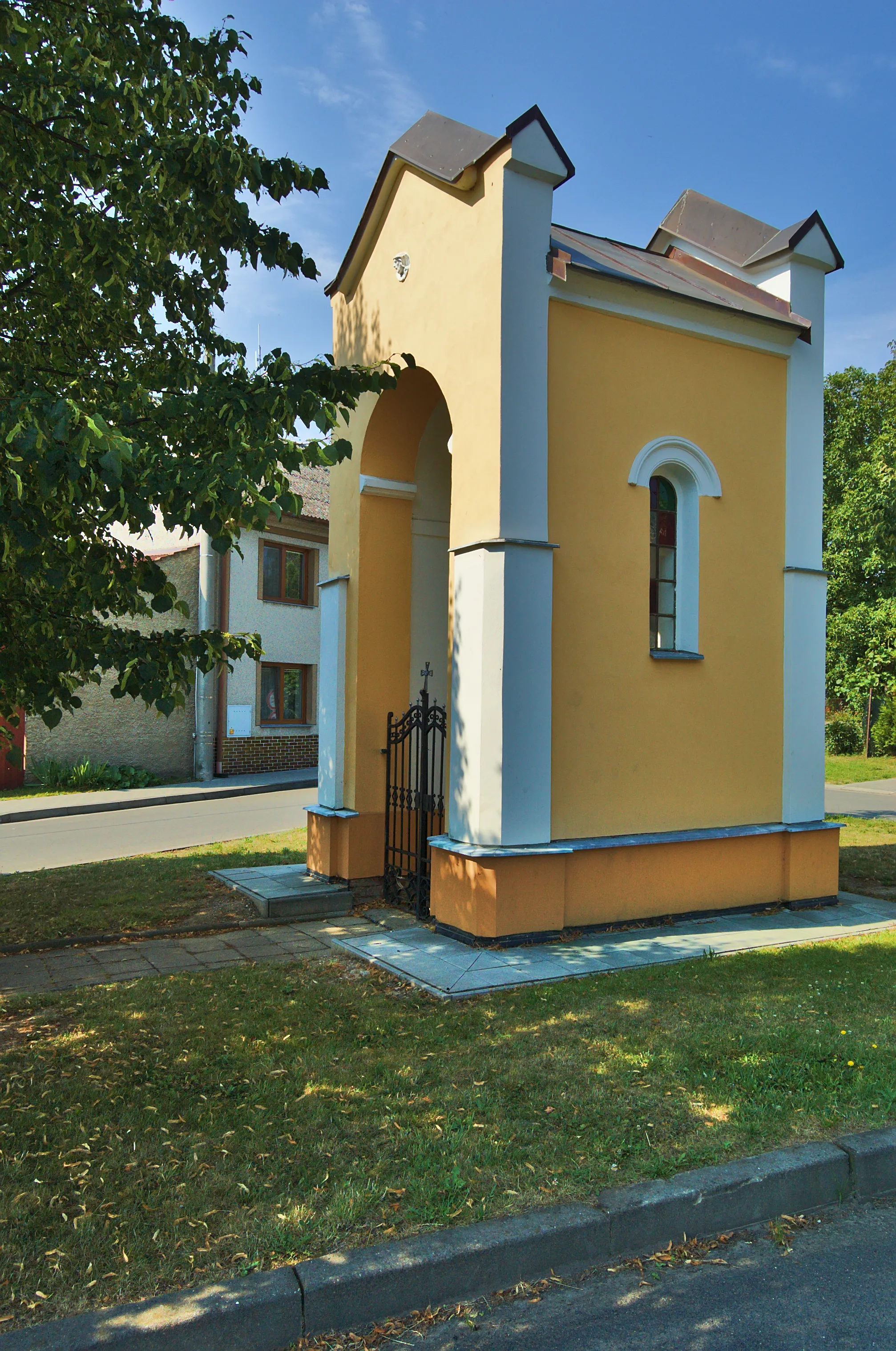 Photo showing: Kaplička se sochou Panny Marie v Očekávání, Třebčín, Lutín, okres Olomouc