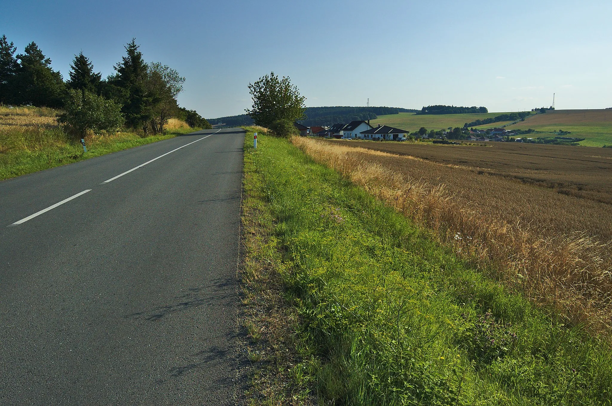 Photo showing: Pohled na obec od severu z hlavní silnice, Luká, okres Olomouc
