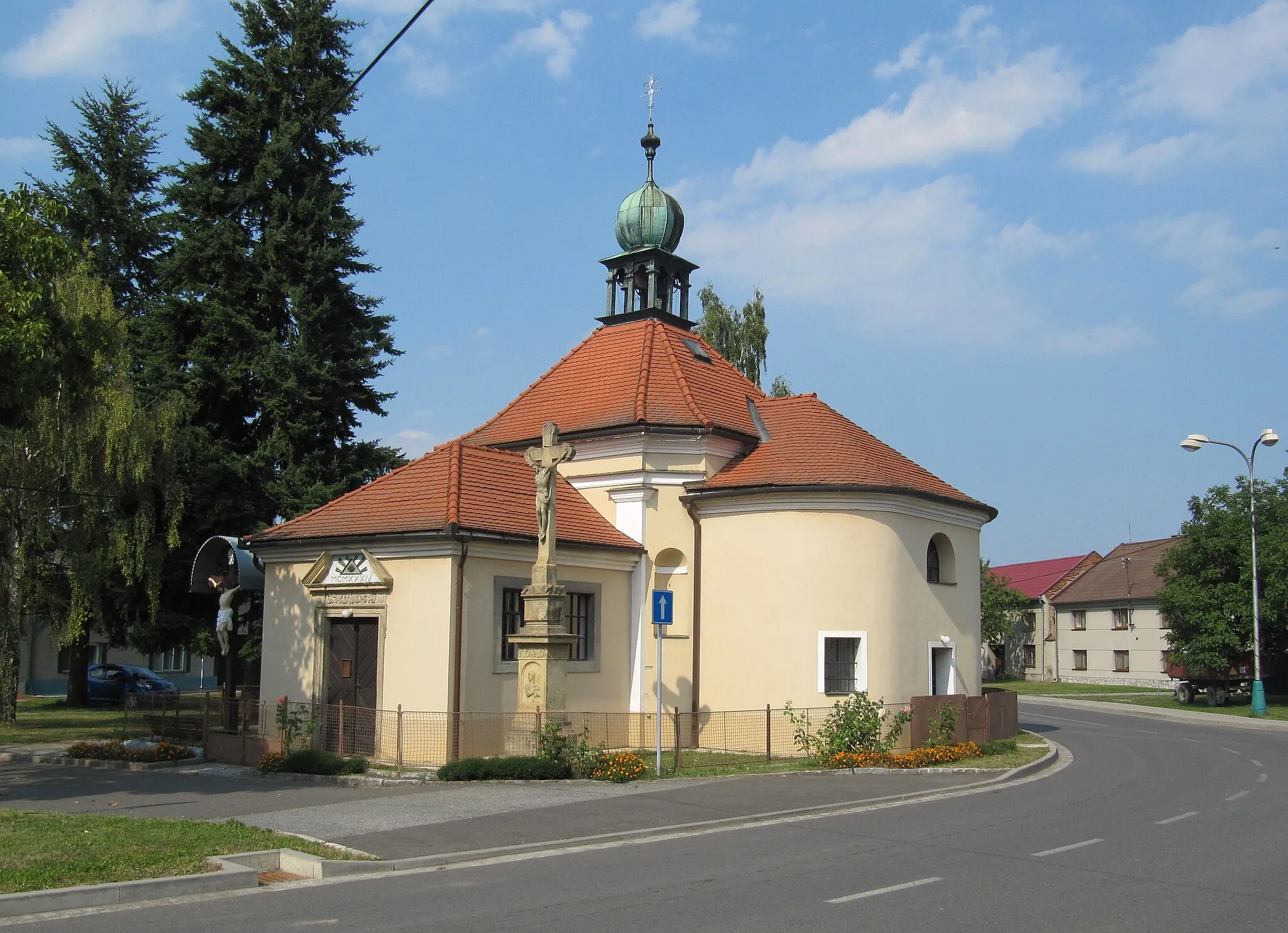 Photo showing: Loučany in Olomouc District, Czech Republic. Chapel of St. Florian and Isidore from 1724, expanded and corrected in 1934.