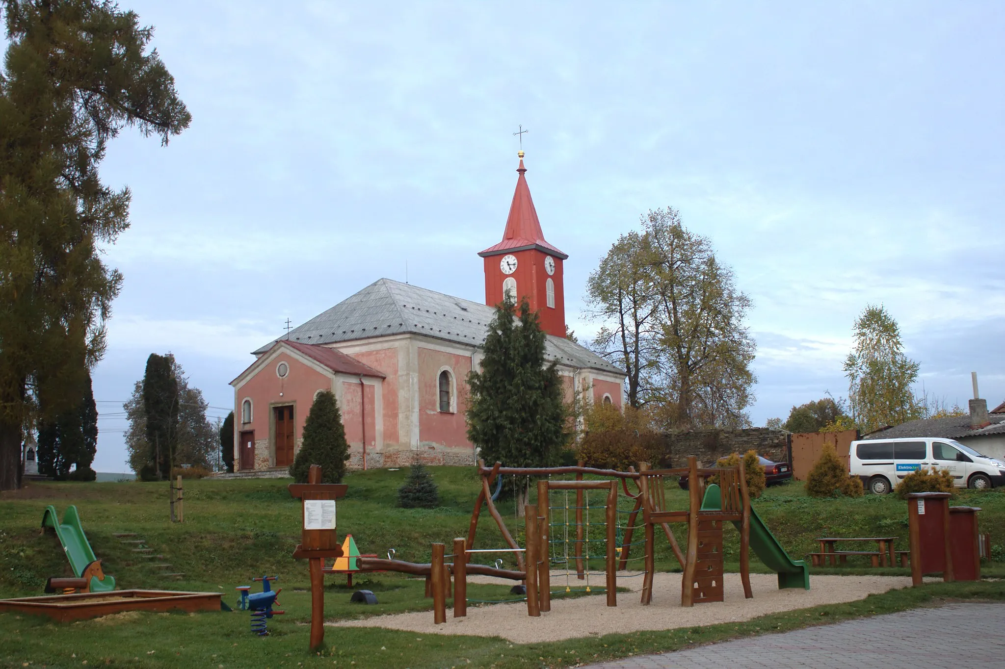 Photo showing: St. Isidore church in Horní Loděnice, CZ