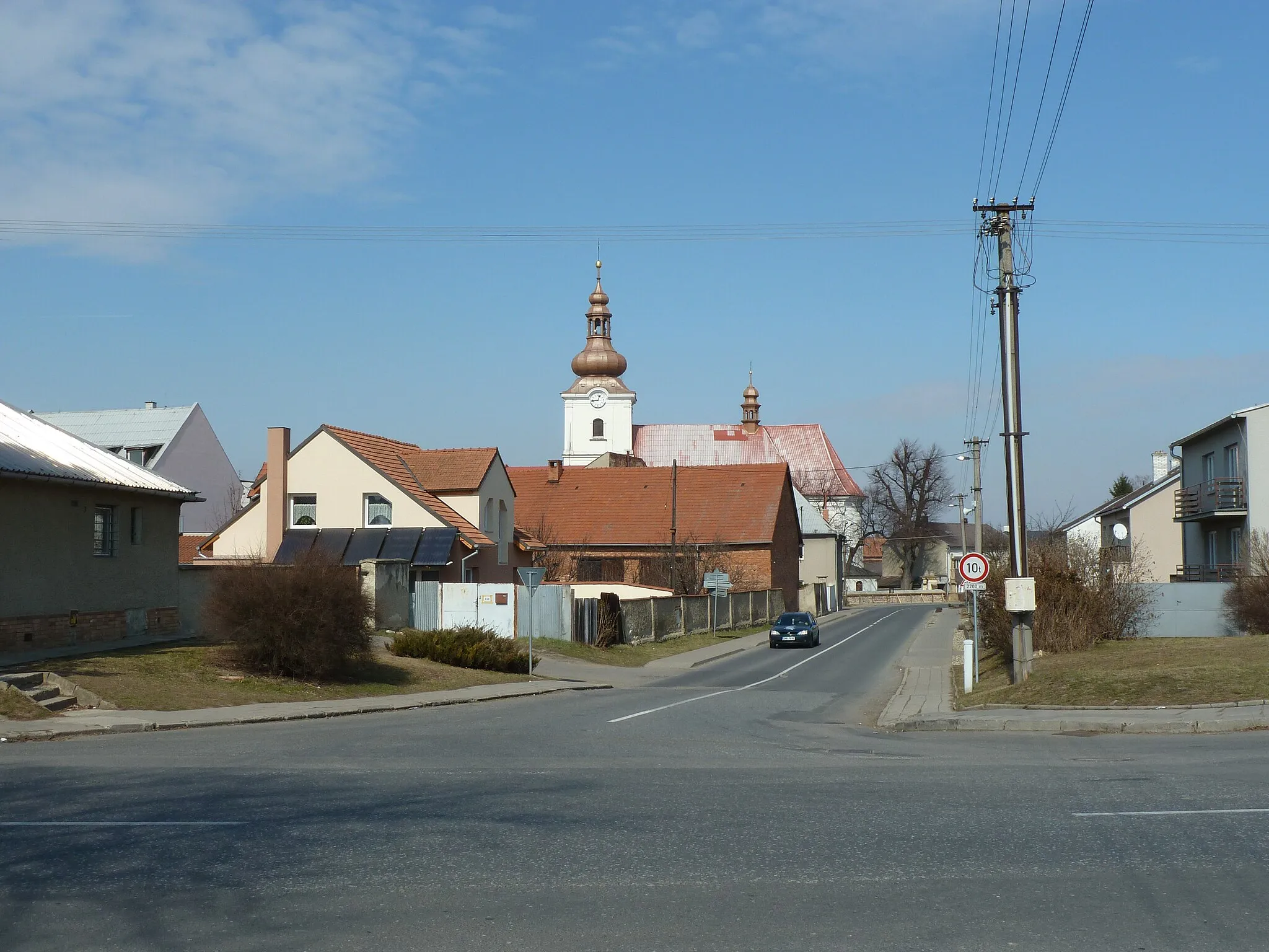 Photo showing: Hněvotín in Olomouc District, Czech Republic. Street to the church of St. Leonard.