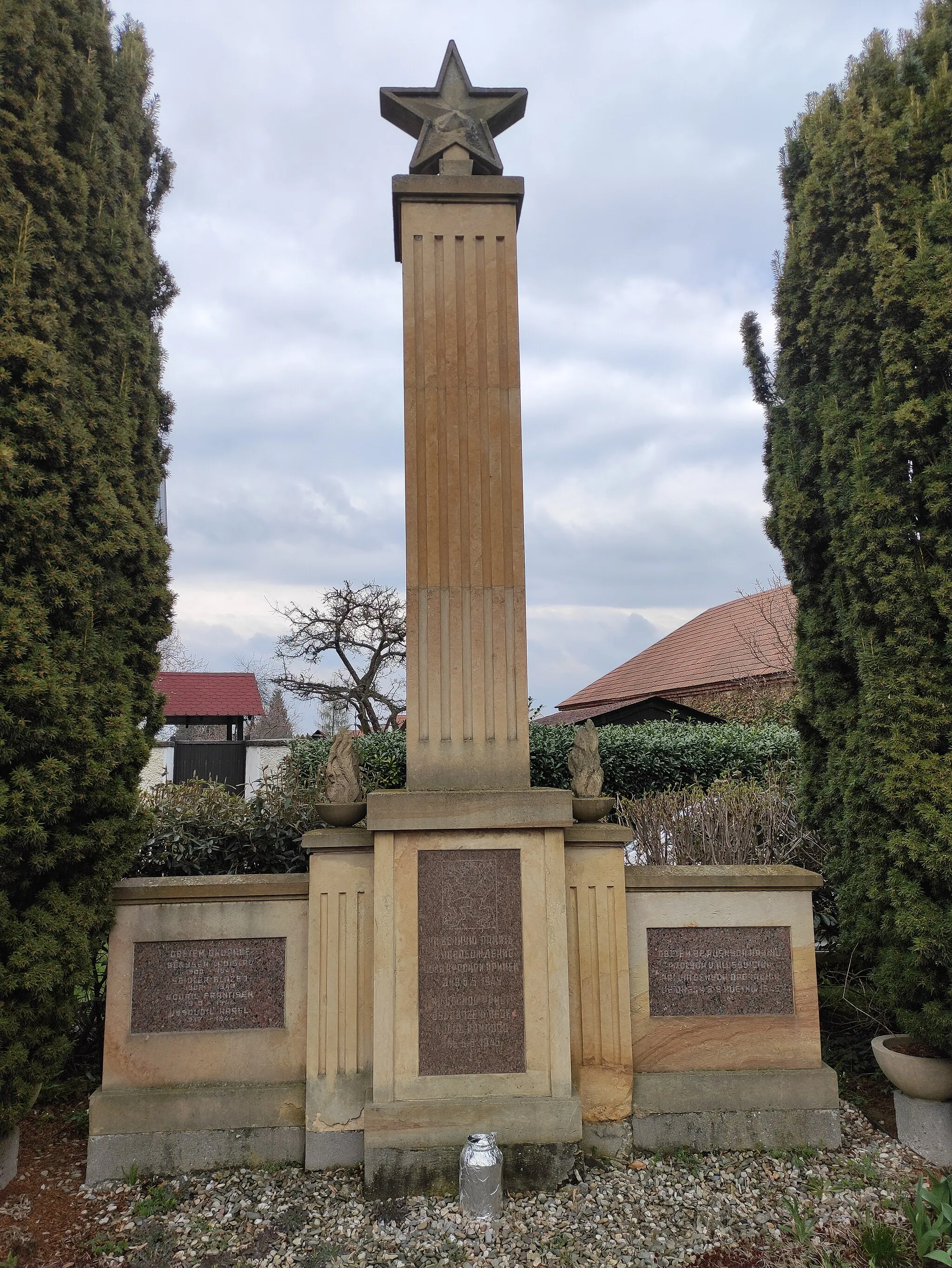 Photo showing: Pomník obětem 2. světové války, Hlušovice, okres Olomouc, Česká republika