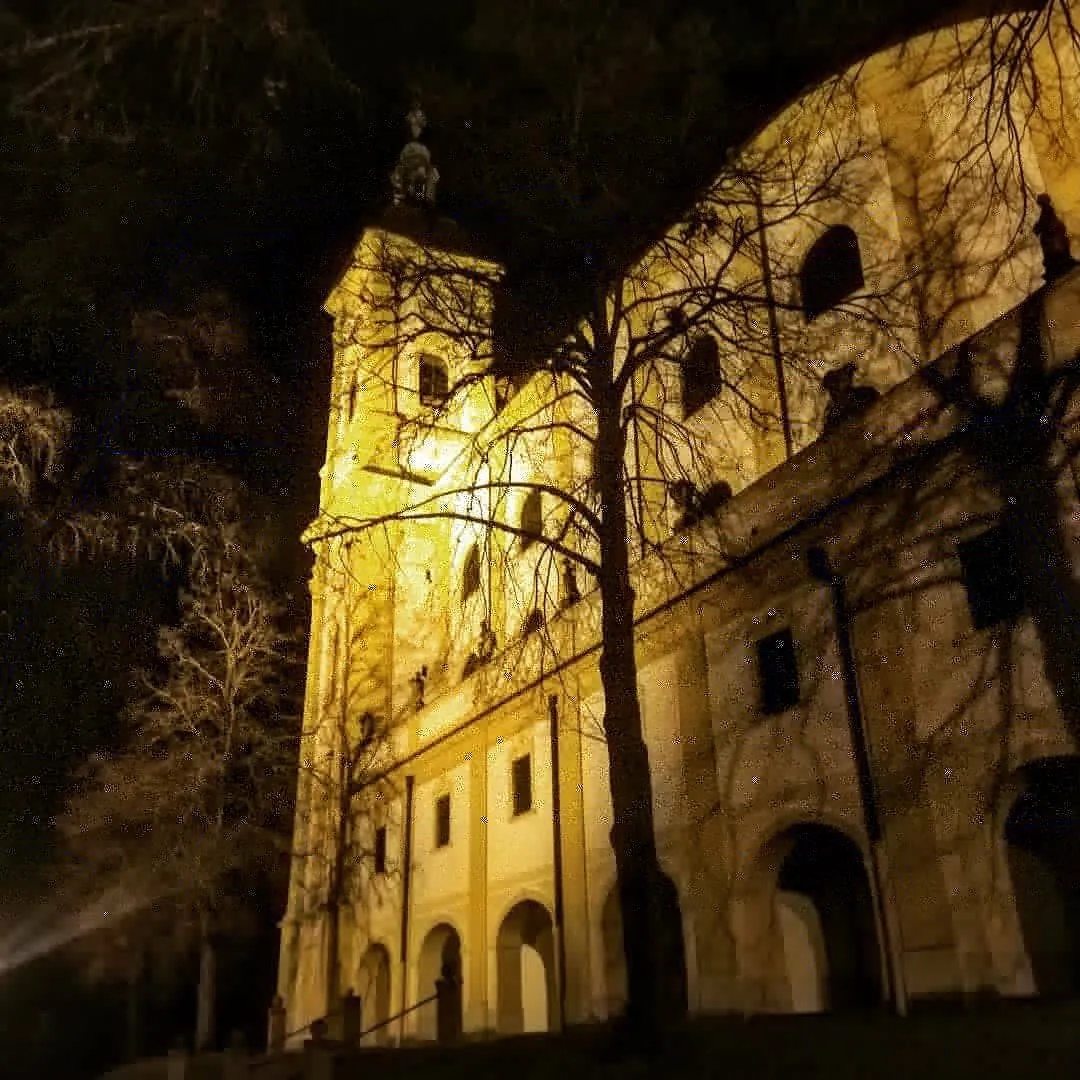 Photo showing: Barokní kostel Očišťování Panny Marie z Dubu nad Moravou na Olomoucku.
Noční pohled na věž.