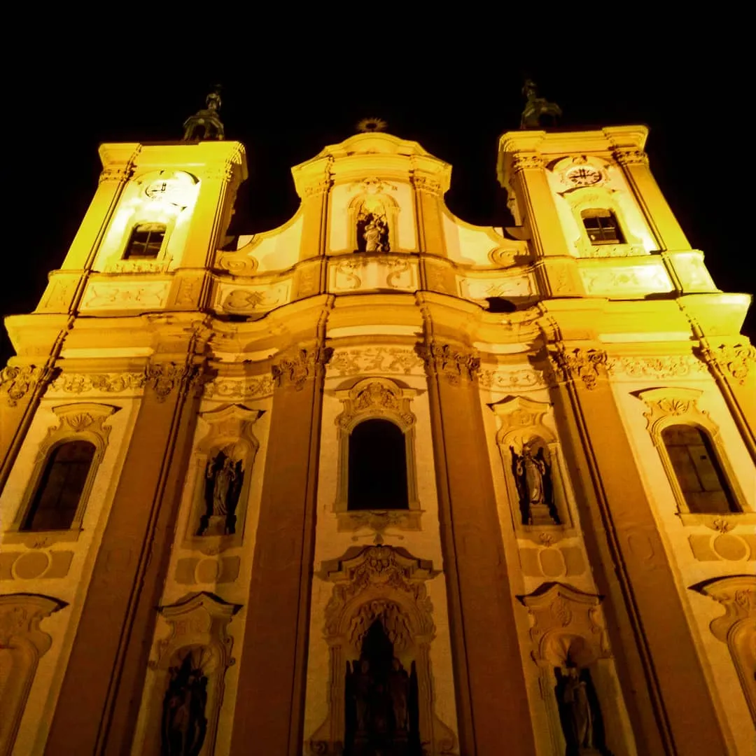 Photo showing: Barokní kostel Očišťování Panny Marie z Dubu nad Moravou na Olomoucku.
Noční pohled na čelo chrámu.