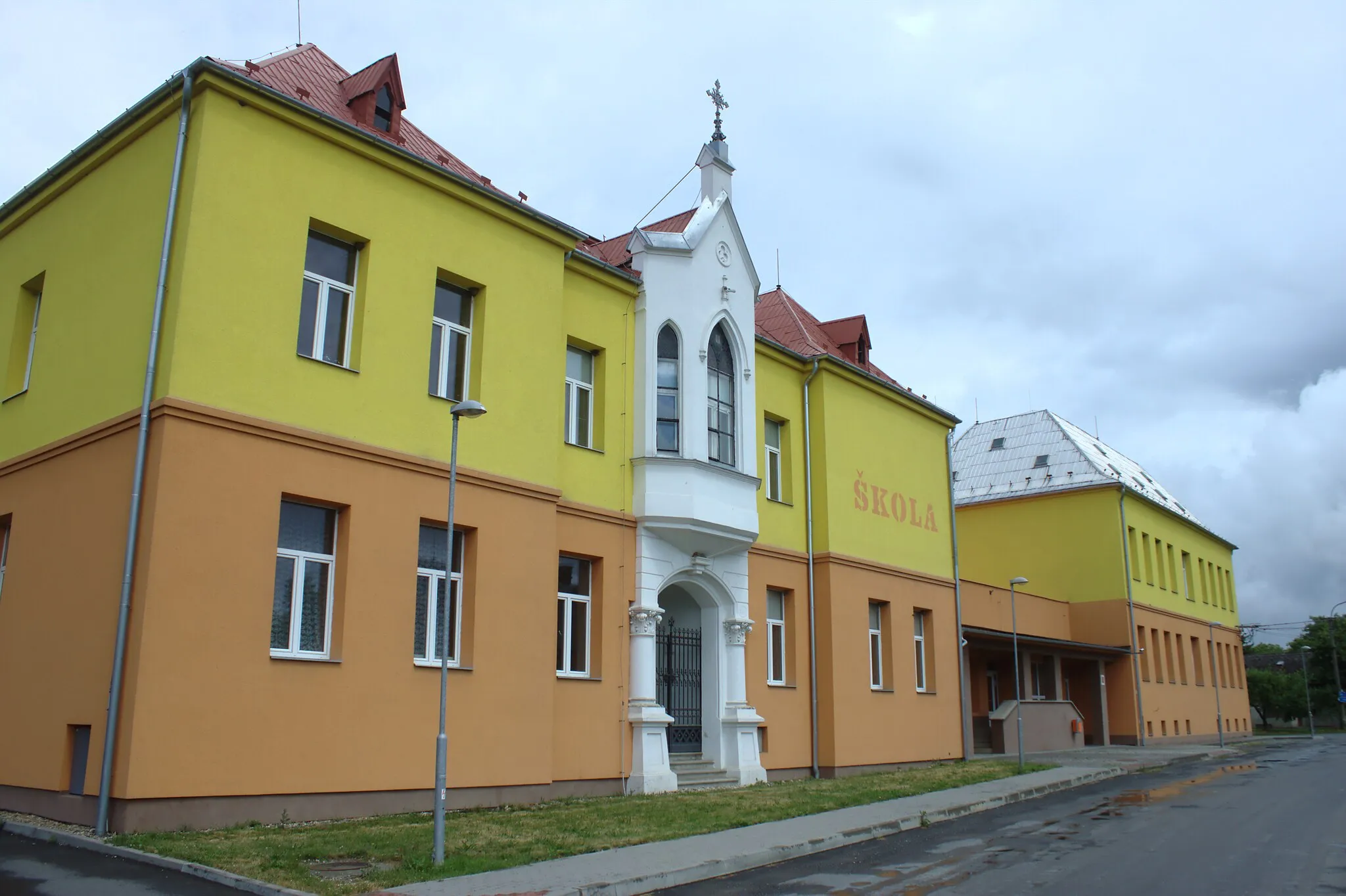 Photo showing: School in the village of Dlouhá Loučka, Olomouc Region, CZ