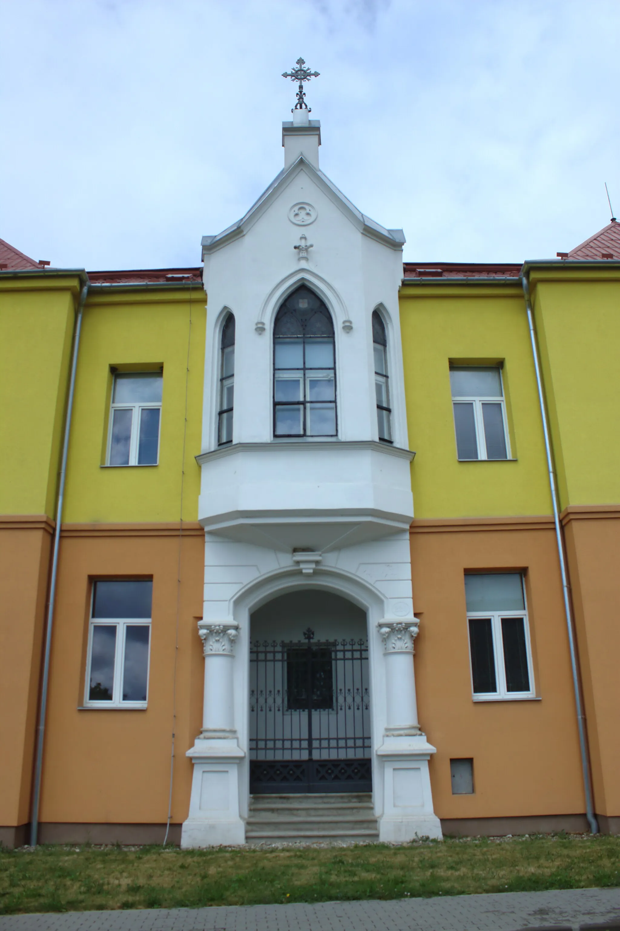 Photo showing: School in the village of Dlouhá Loučka, Olomouc Region, CZ