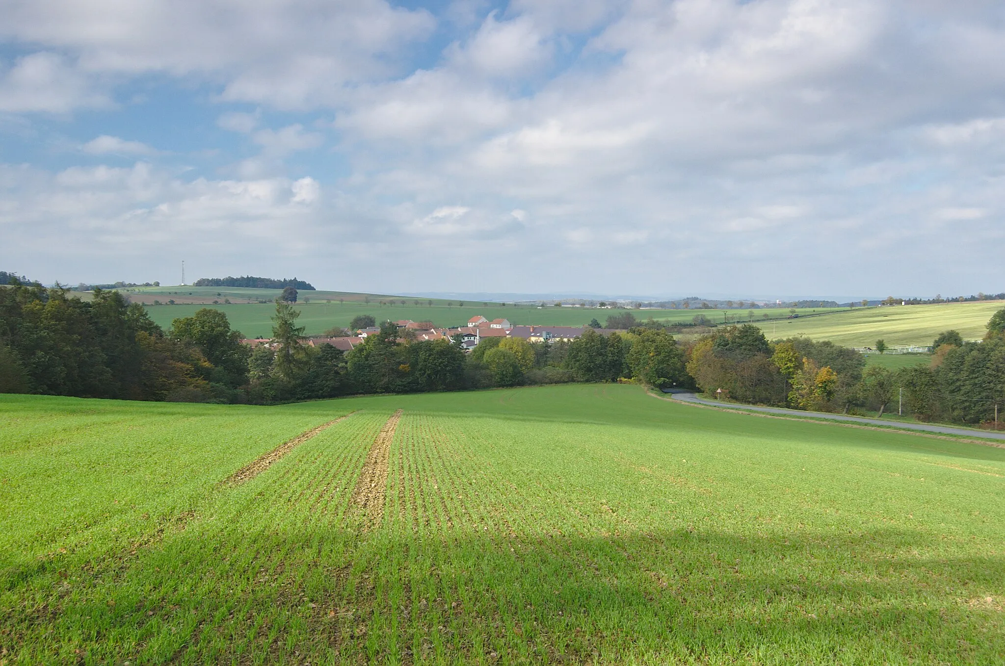 Photo showing: Pohled na obec od jihu, Křenůvky, Myslejovice, okres Prostějov