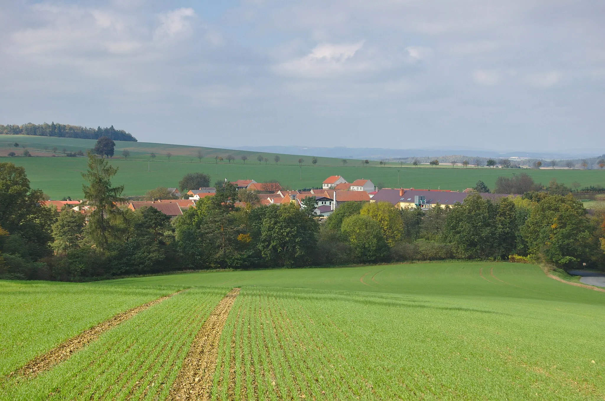 Photo showing: Pohled na obec od jihu, Křenůvky, Myslejovice, okres Prostějov