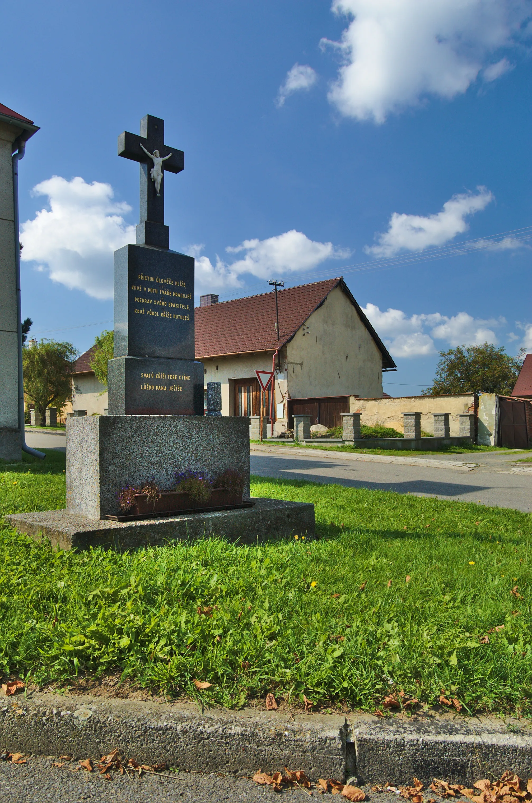 Photo showing: Kříž před zvonicí, Bousín, okres Prostějov