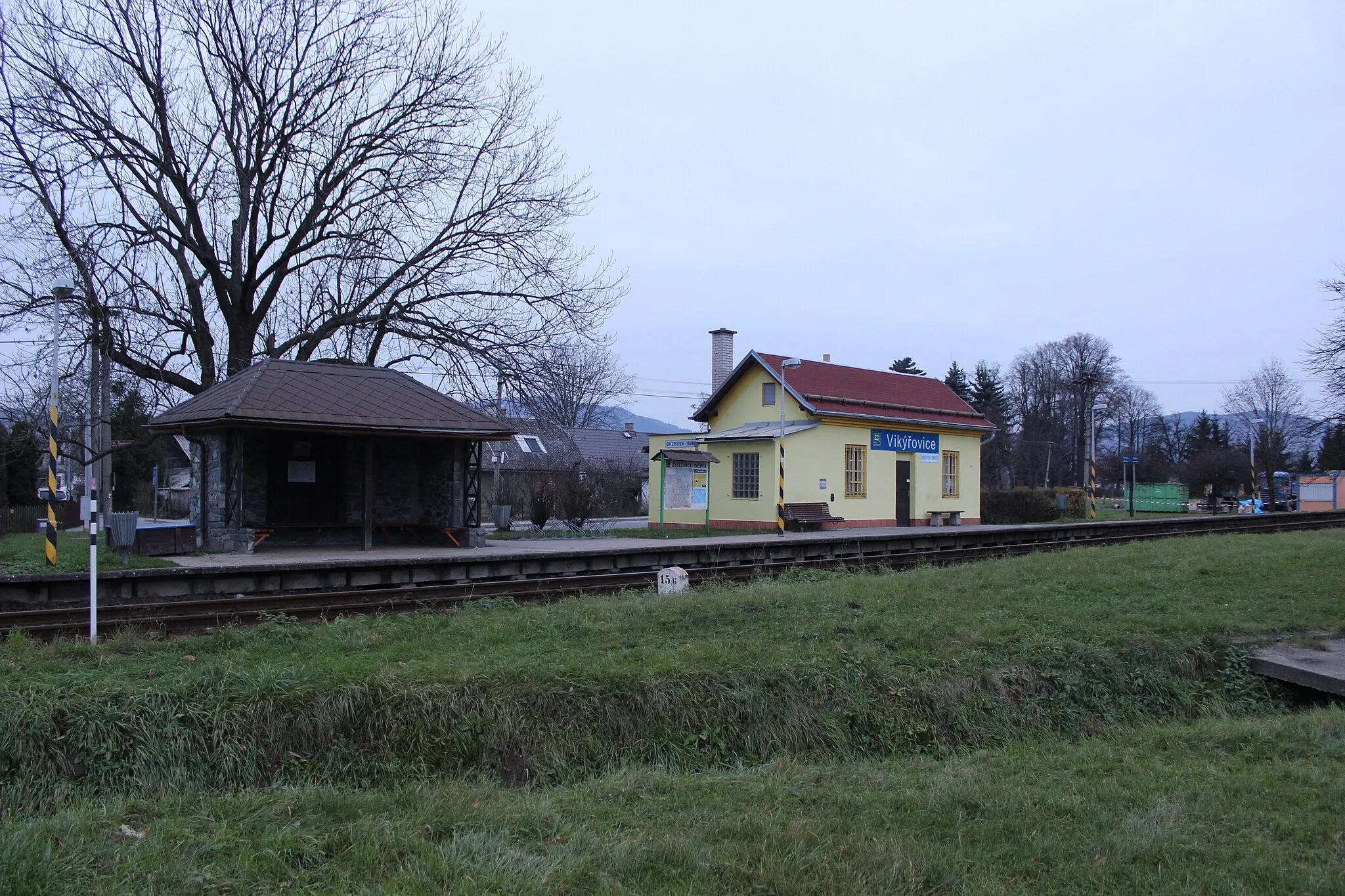 Photo showing: Železniční zastávka ve Vikýřovicích v Petrovské ulici.
