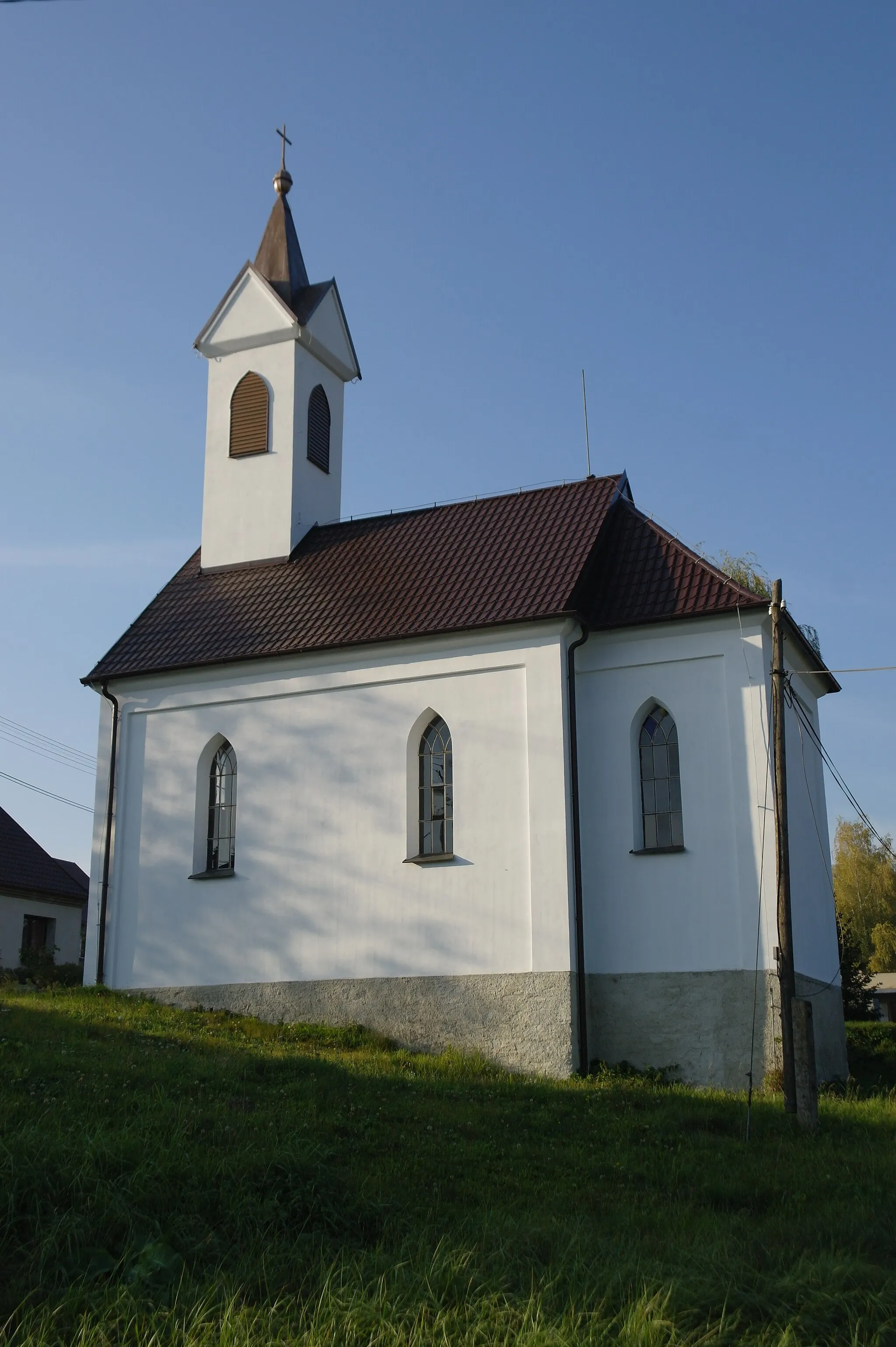 Photo showing: Boční strana kaple ve vesnici Mostkov, Olomoucký kraj