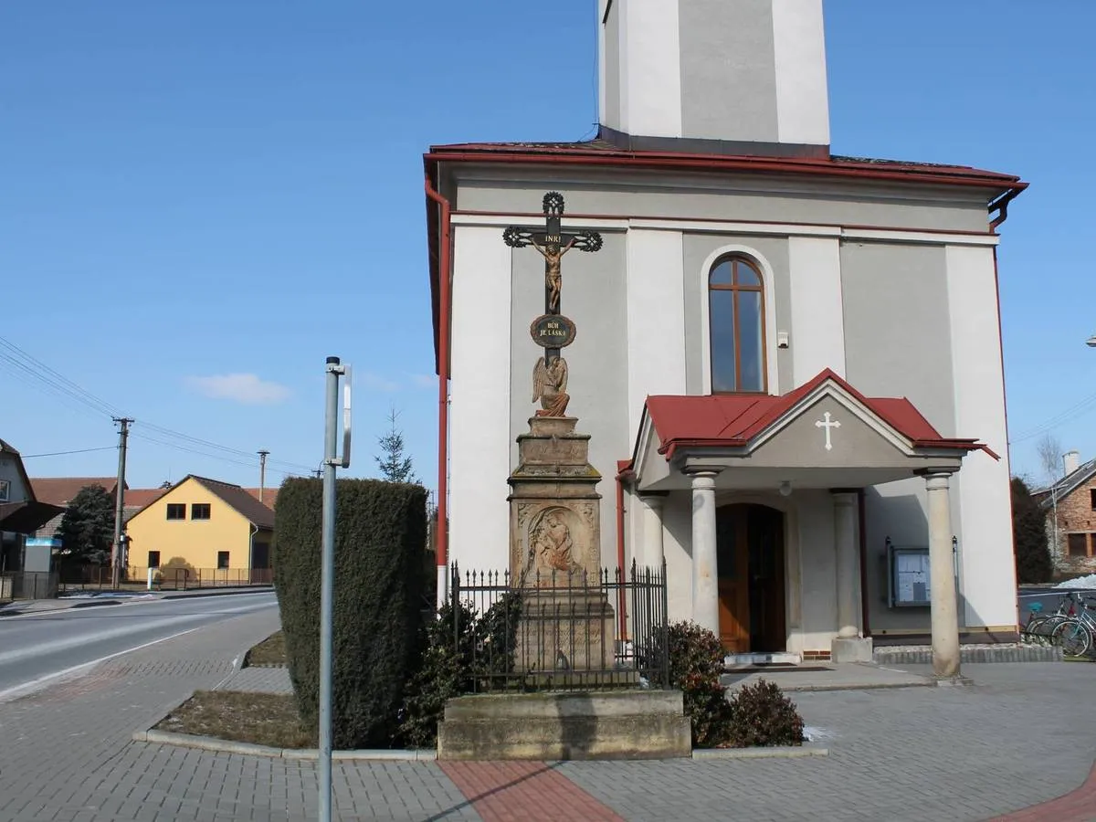 Photo showing: Kříž v Chromči před kaplí sv. Jana Nepomuckého. Nápis s letopočtem 1812.