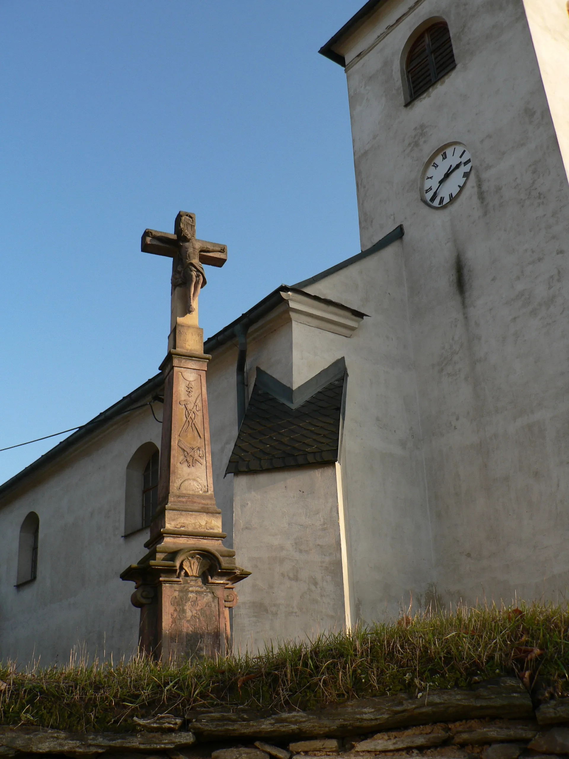 Photo showing: Kříž u kostela