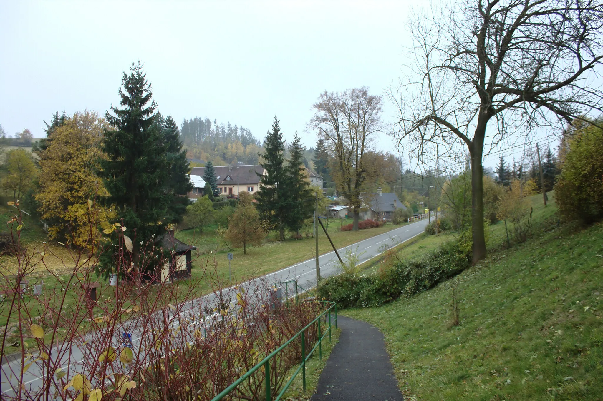 Photo showing: A sidewalk near the local school in Oborná, Moravian-Silesian Region, CZ