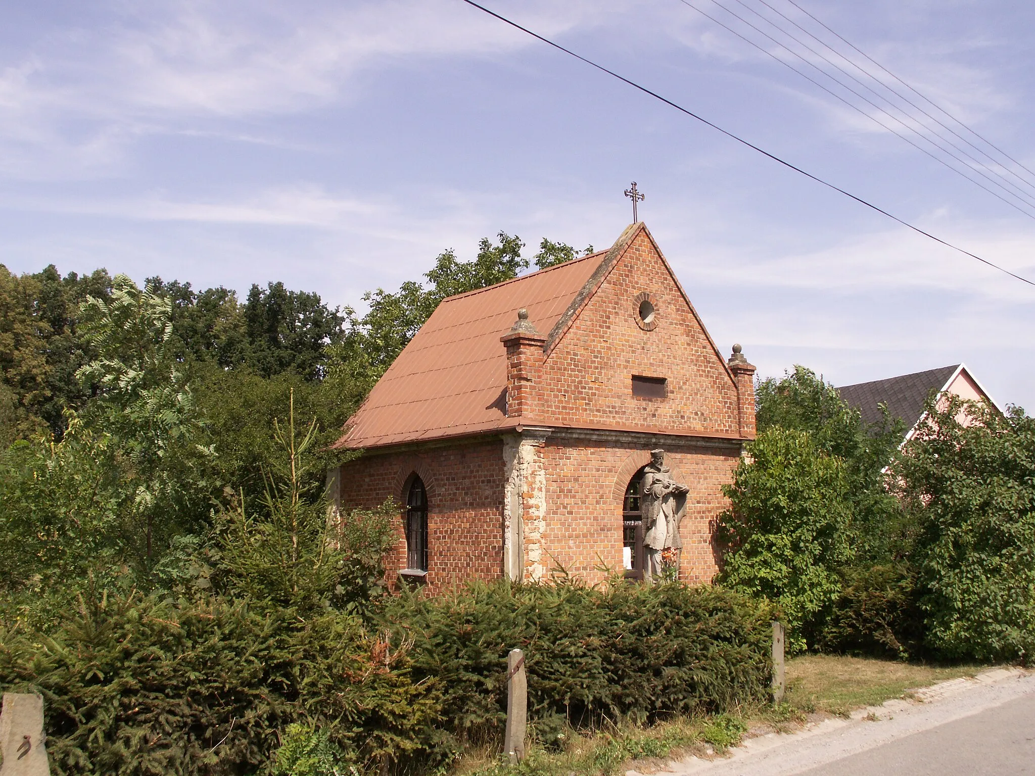 Photo showing: Arnultovice, východní část obce Jindřichov, okres Bruntál, kraj Moravskoslezský, kaple u silnice