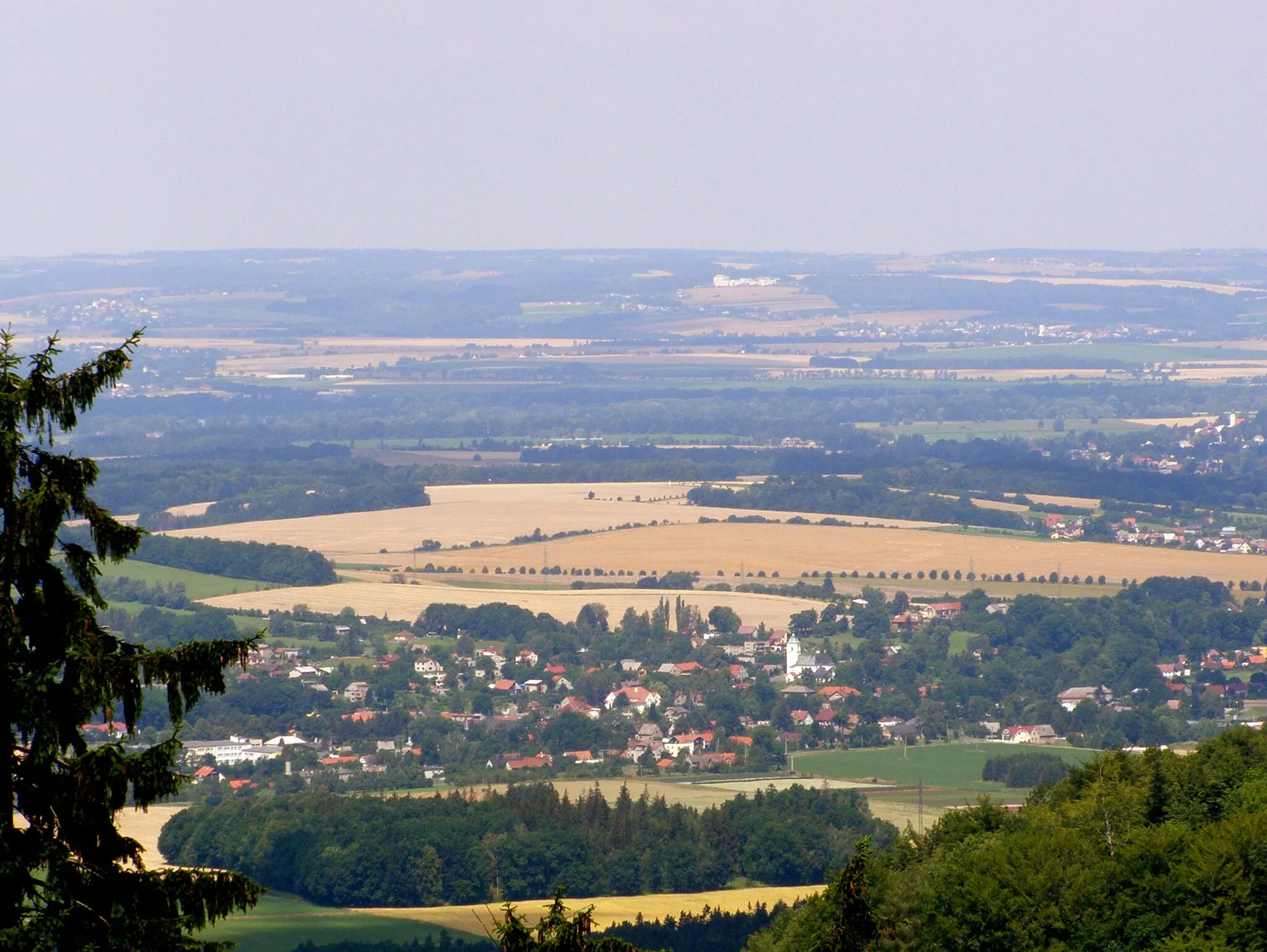 Photo showing: Staříčská pahorkatina, v popředí Fryčovice, pohled z Palkovických hůrek