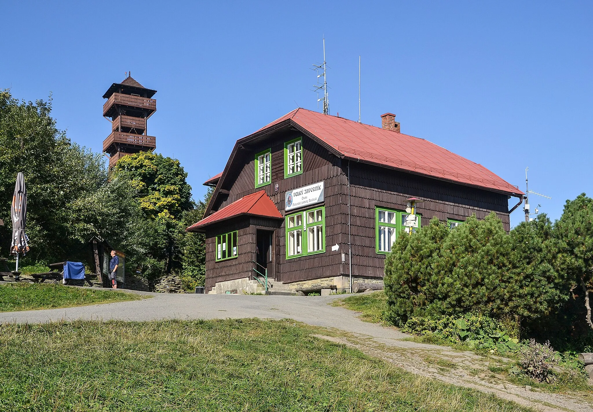 Photo showing: Velký Javorník, Beskidy mountains, Czech Republic - mountain hostel and observation tower