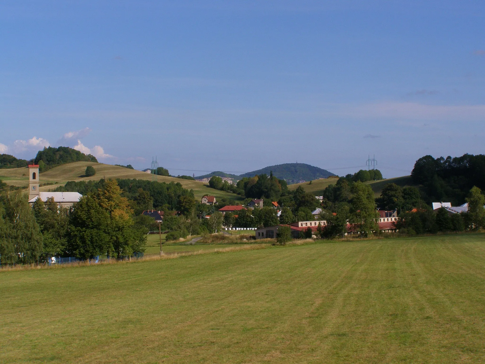 Photo showing: Veřovice, Libotínské vrchy, zcela vzadu Šostýnské vrchy (vrch Kotouč)