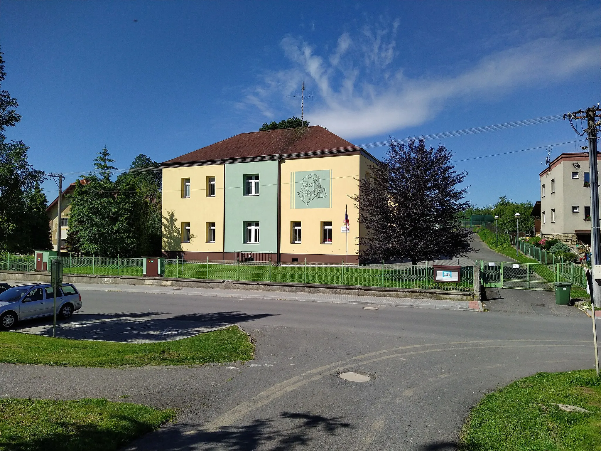 Photo showing: The building of primary and nursery school in Pustějov.