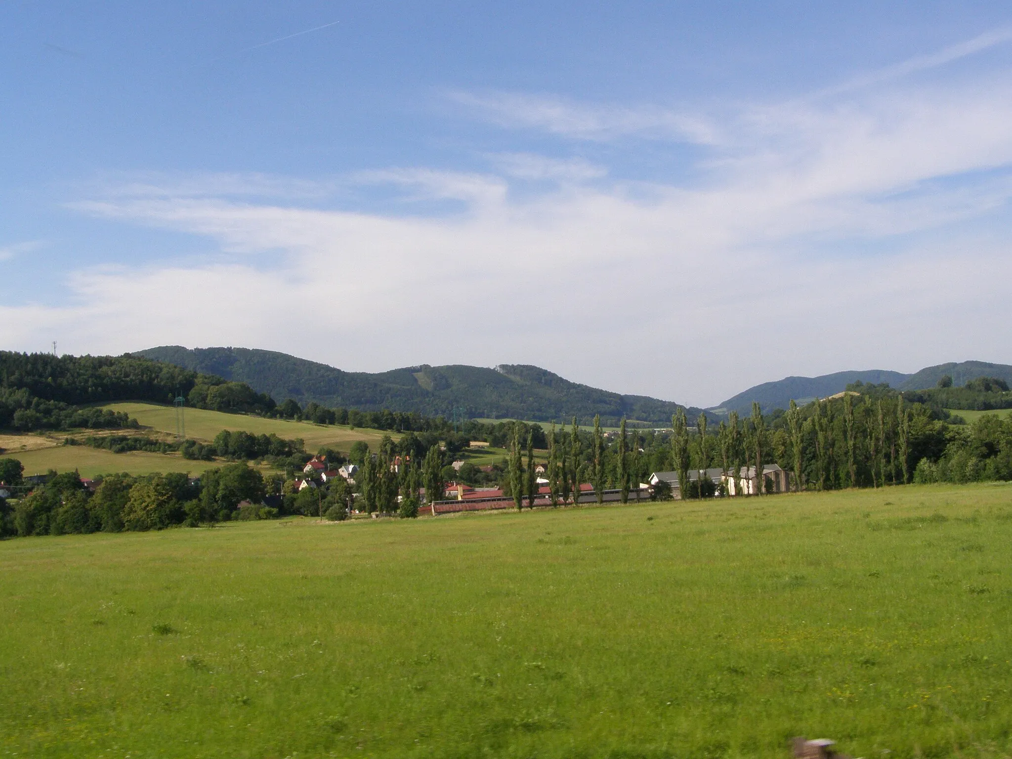 Photo showing: Bordovice, vlevo Šostýnké vrchy (vpředu masiv Na Peklech, za ním masiv Červený kámen), vpravo v pozadí Měrkovická pahorkatina (Kazničov a zcela vpravo Tichavská hůrka)